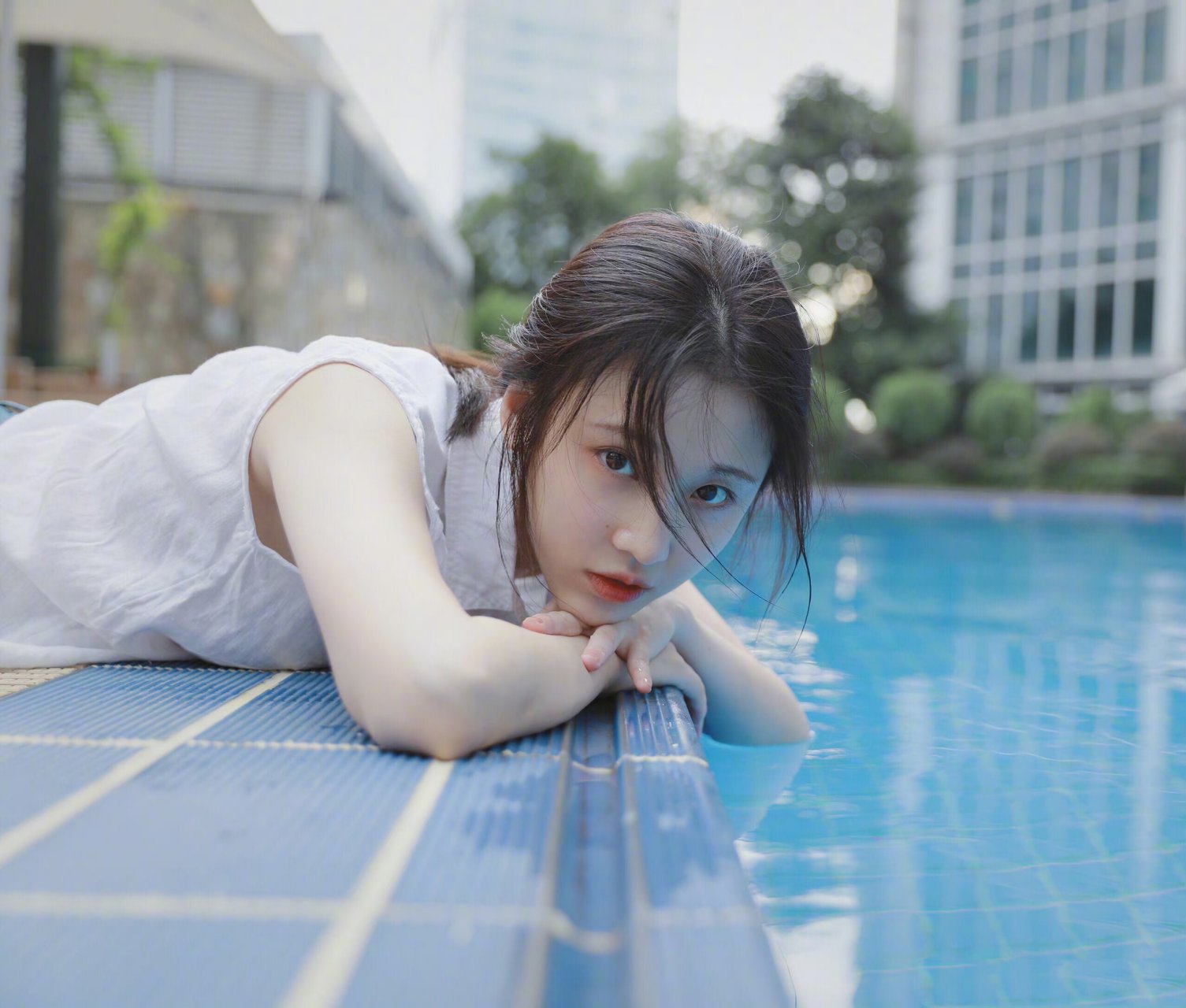 张慧雯泳池边美图