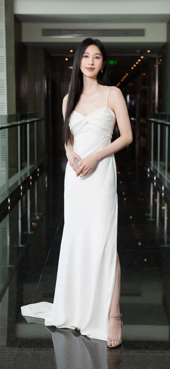 张俪白色吊带裙,明艳大气