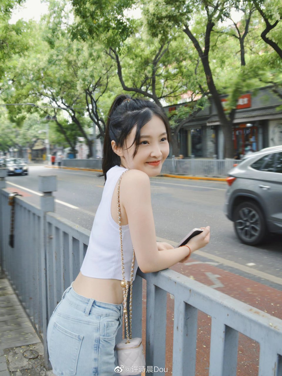 影视演员许诗晨街拍美图