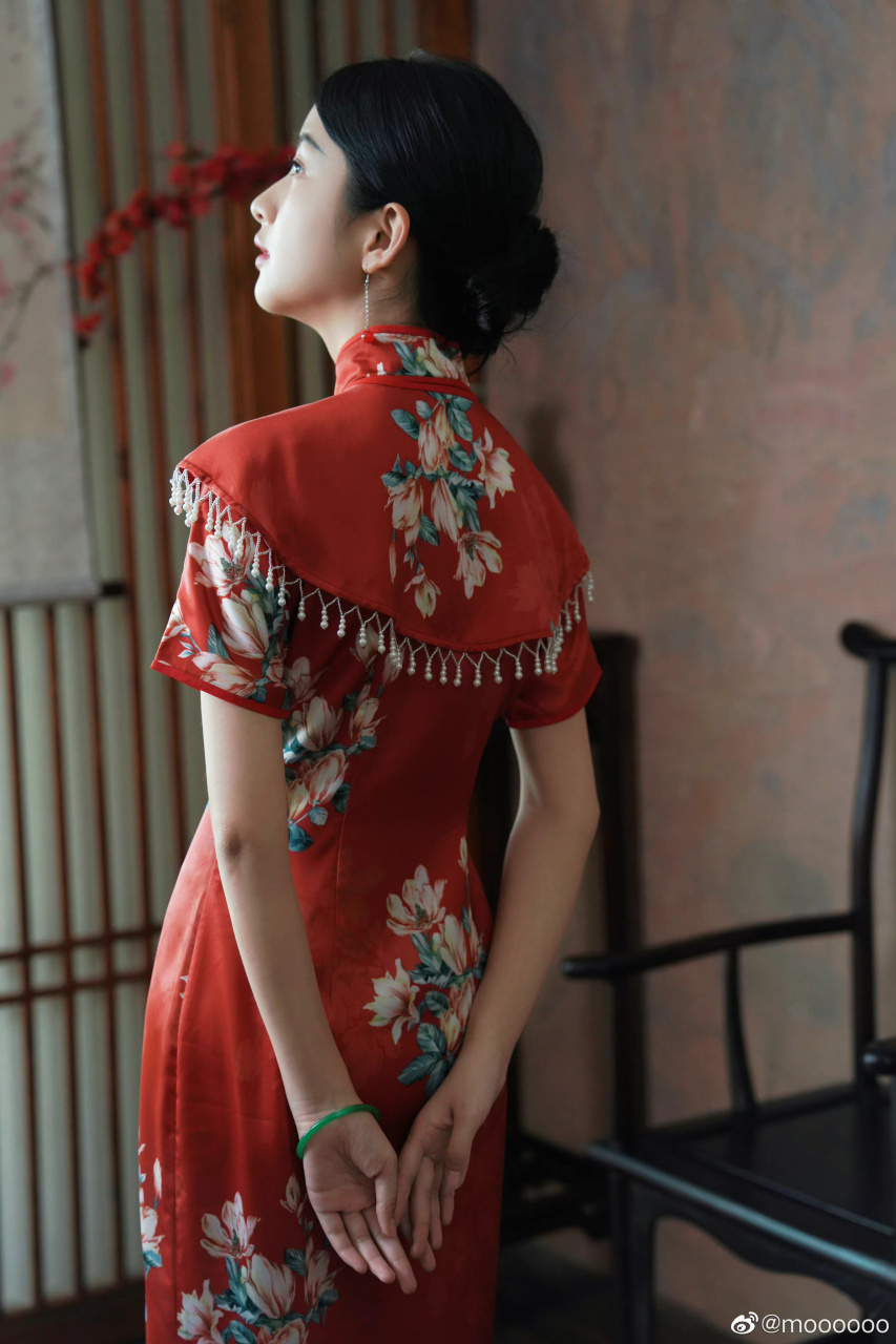 海棠红缎面印花旗袍套装,端庄优雅