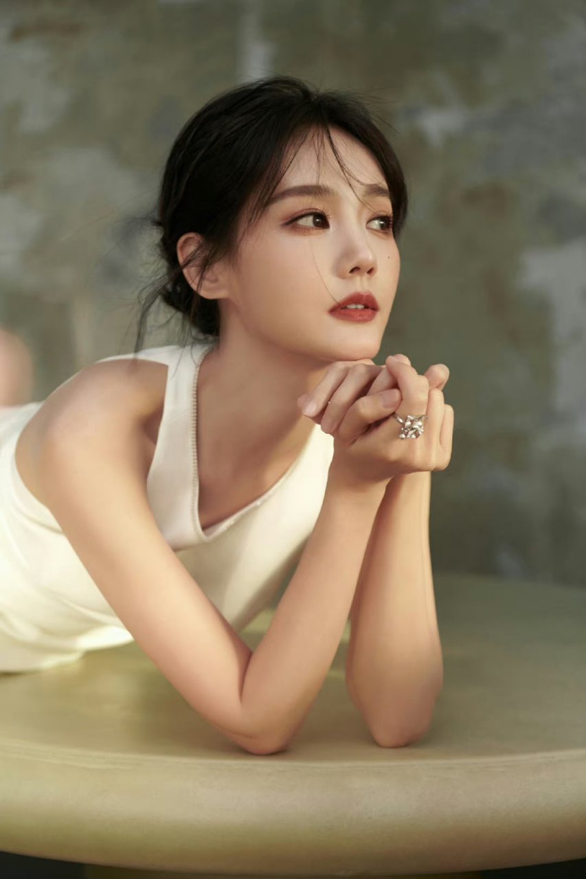 李一桐俏丽迷人美图