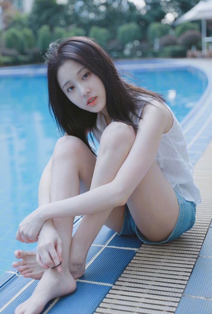 张慧雯泳池边美图