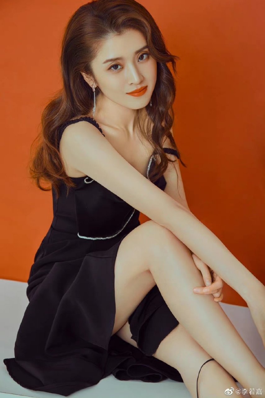 演员李若嘉
