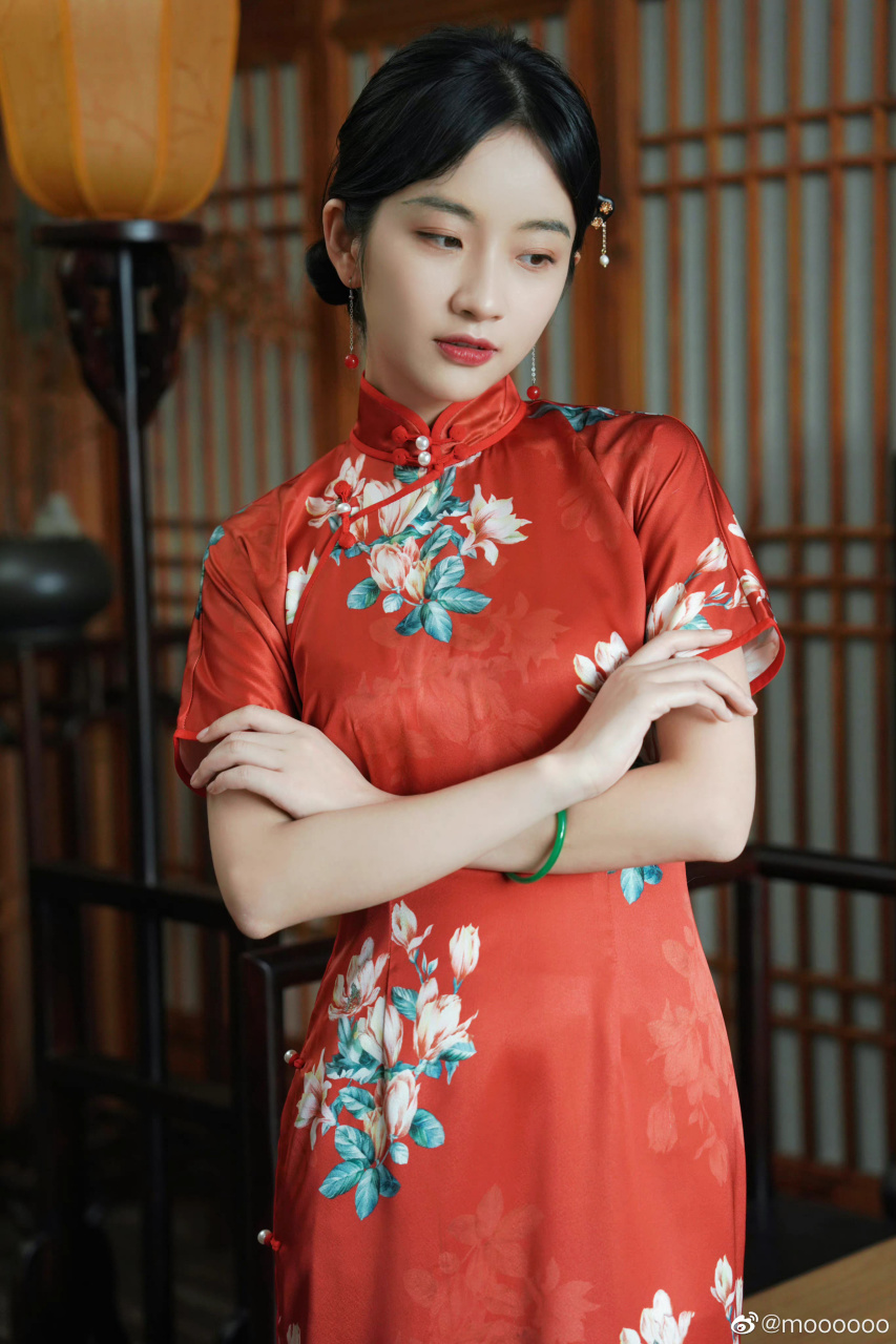 海棠红缎面印花旗袍套装,端庄优雅