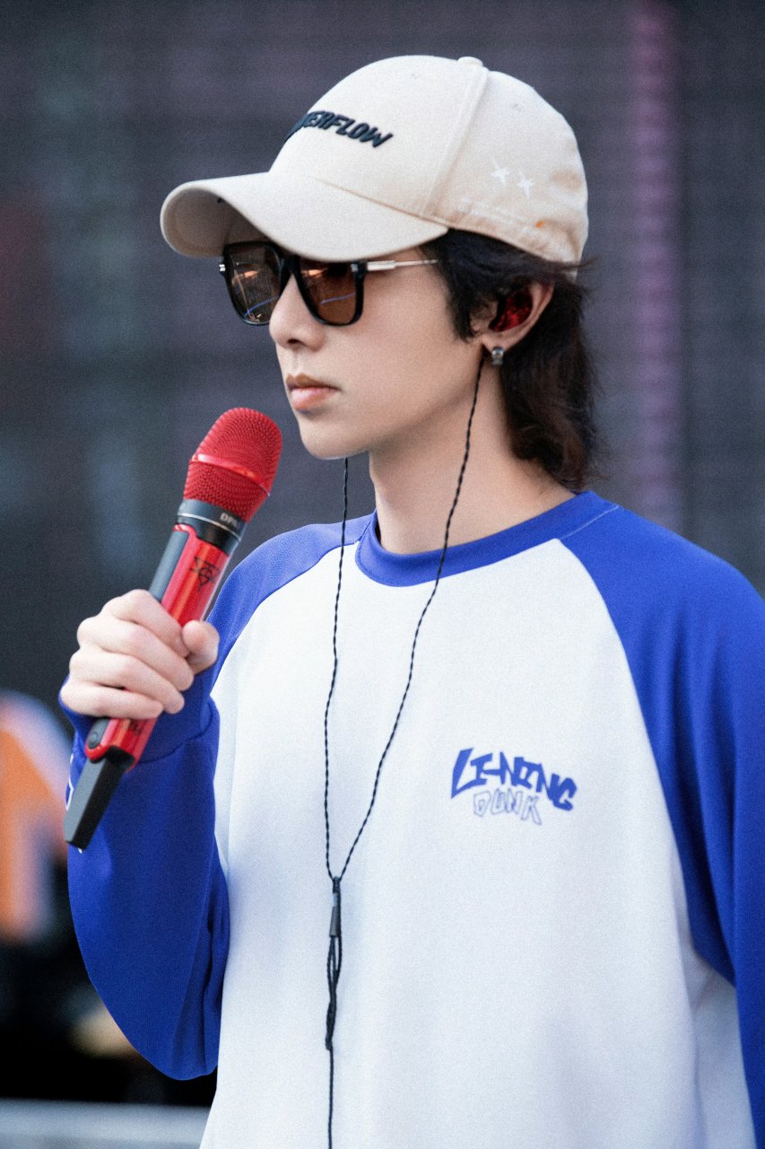 华晨宇芒果青春夜彩排图新鲜出炉,华晨宇身着休闲装,尽显青春活力.