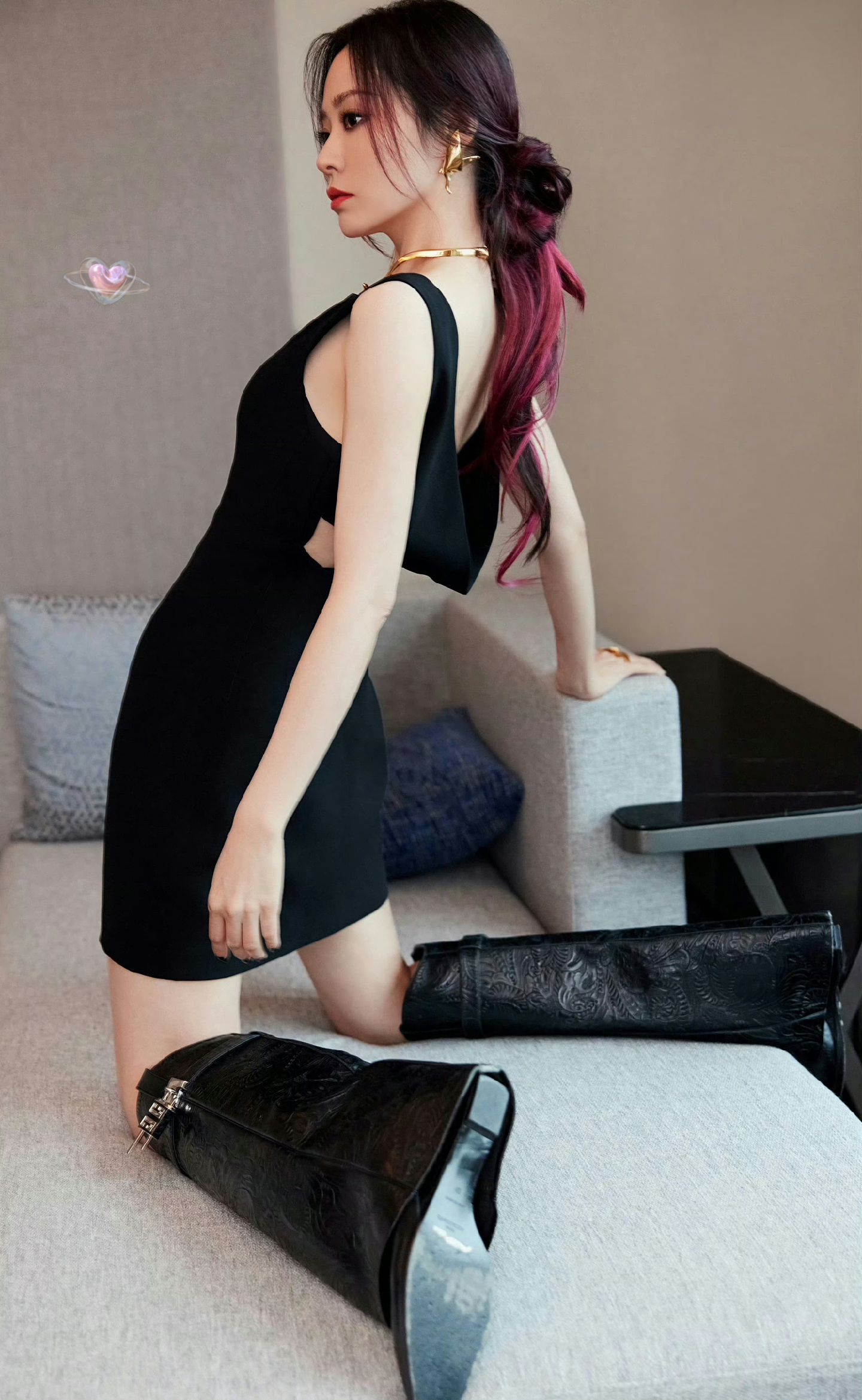 张靓颖这套写真好抽象啊,你看脚上那双大靴子,是为了凸显什么吗?