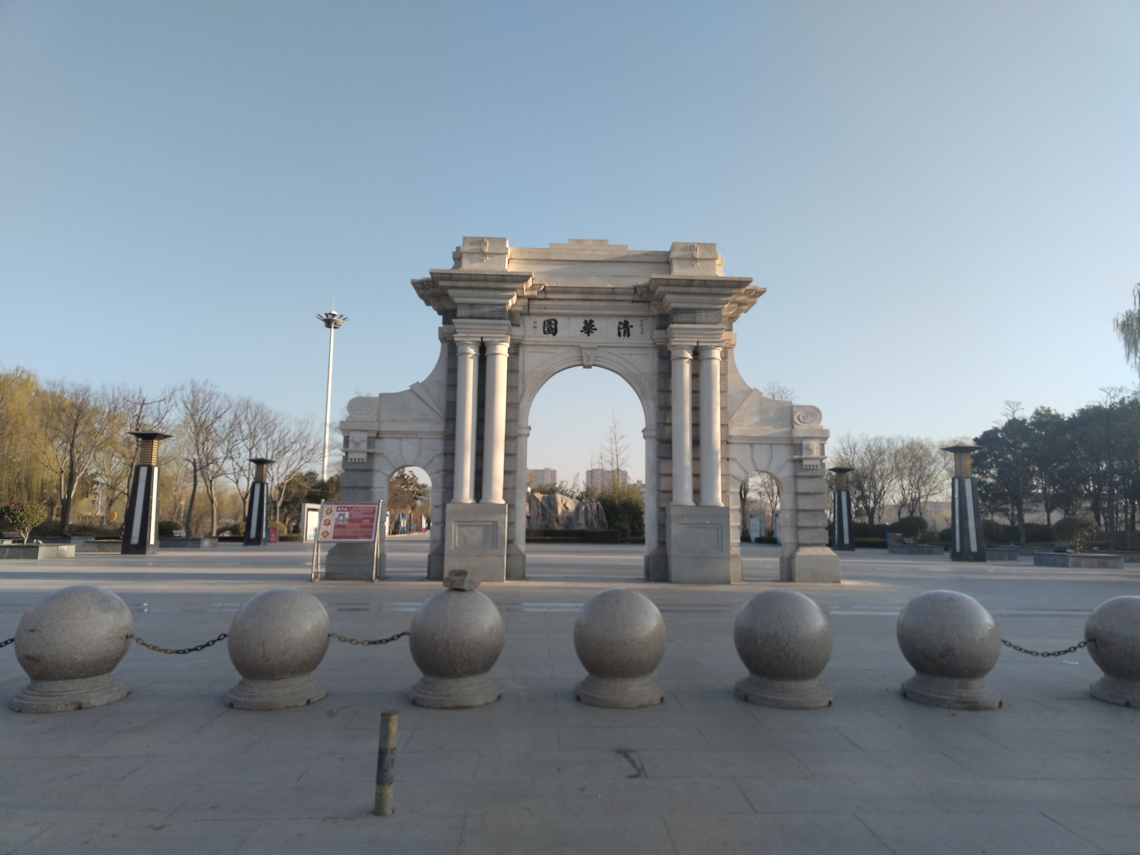 与凤凰同飞,必是俊鸟;与虎狼同行,必是猛兽;与智者