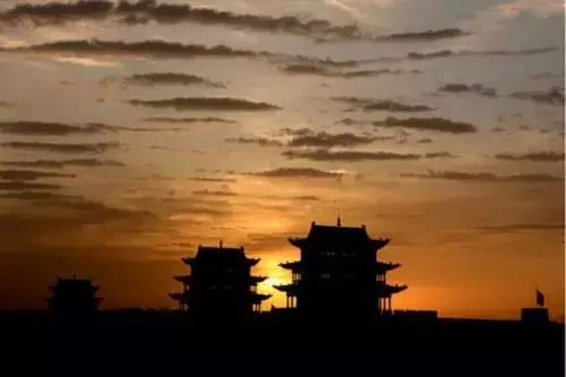 《离骚》(节选)    屈原(战国) 长太息以掩涕兮,哀民生之多艰.