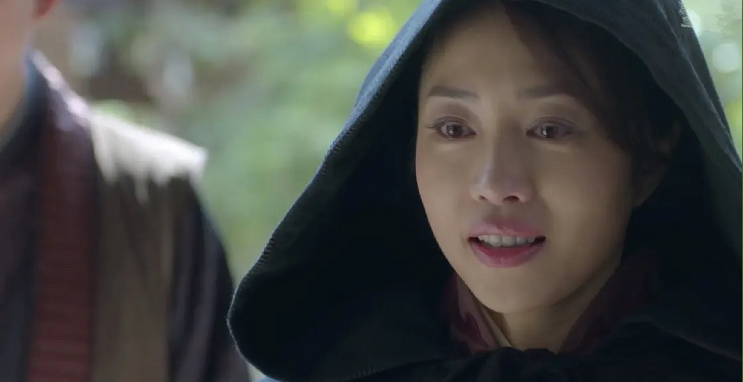 《琅琊榜》中,夏冬慢慢走近聂锋,拉住他的手,抚摸着他的脸一遍又一遍