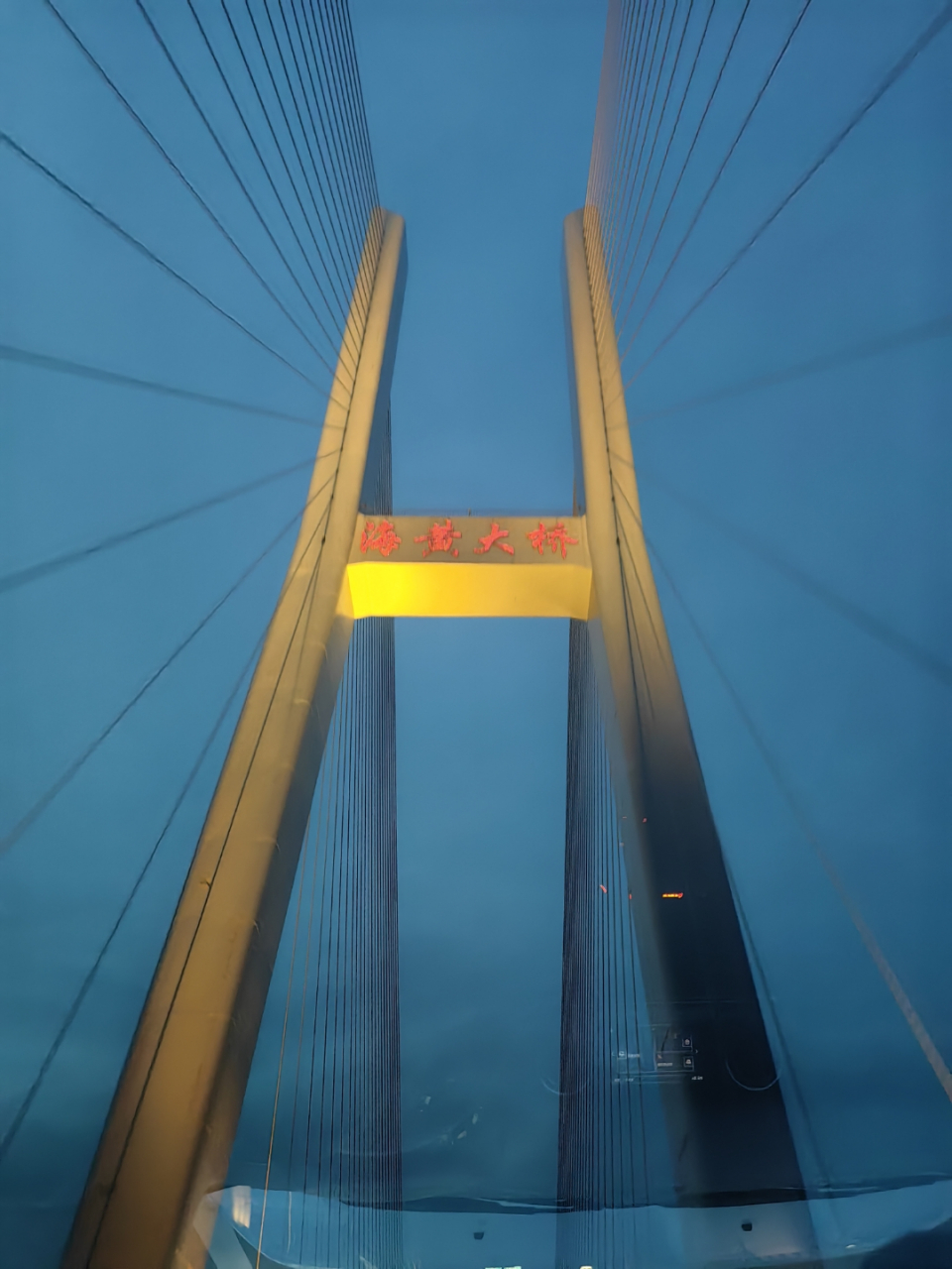 青海黄河海黄大桥,位于青海循化,是黄河上一条连接海东市和黄南州两地