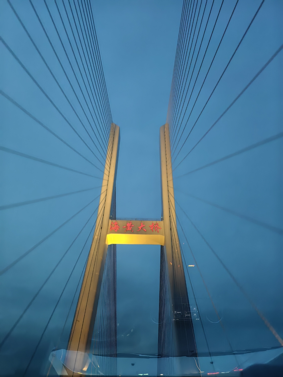 青海黄河海黄大桥,位于青海循化,是黄河上一条连接海东市和黄南州两地