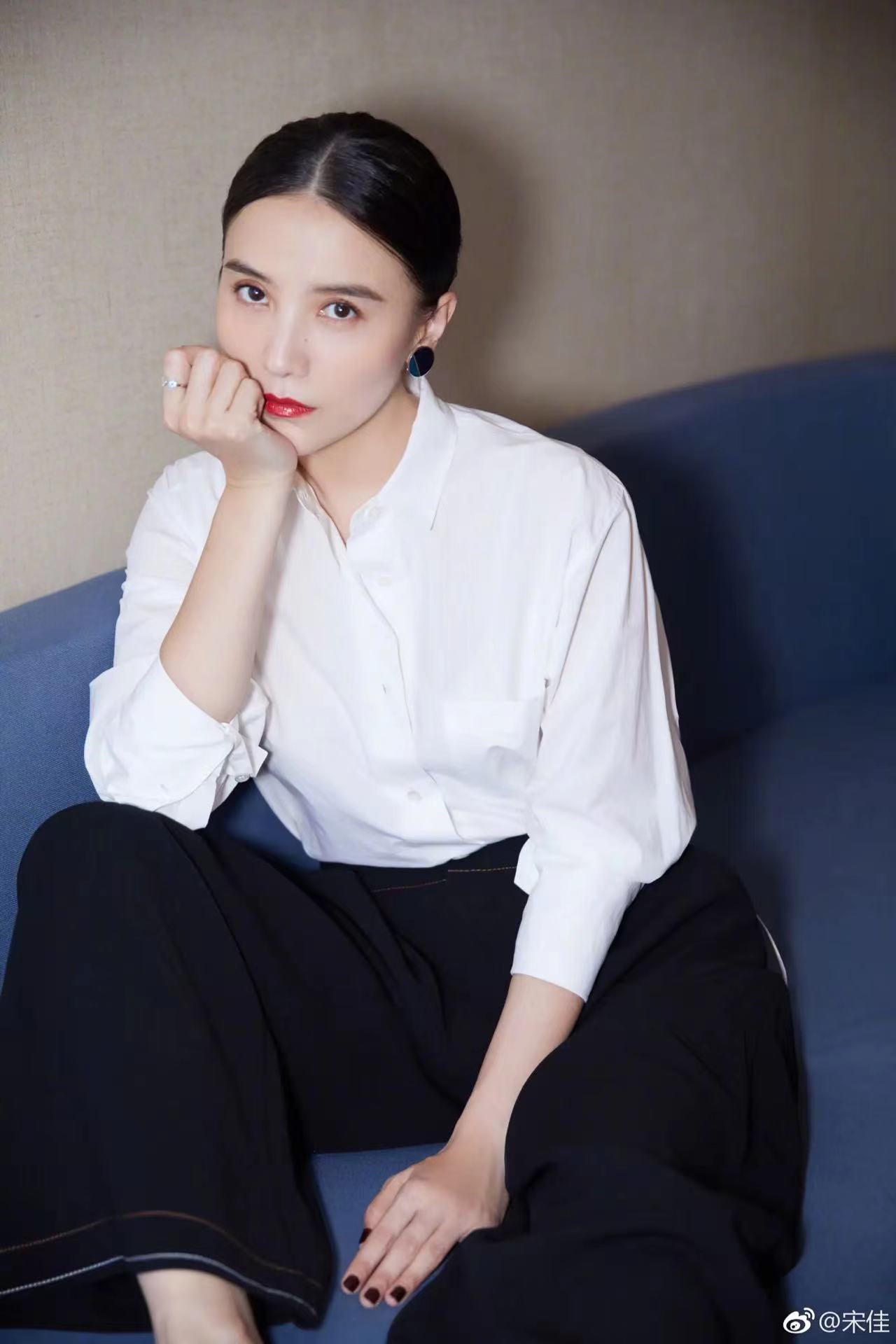 宋佳酒量可好了,还可以连续走场,前面喝倒一片,转头又能赶赴下一场,她