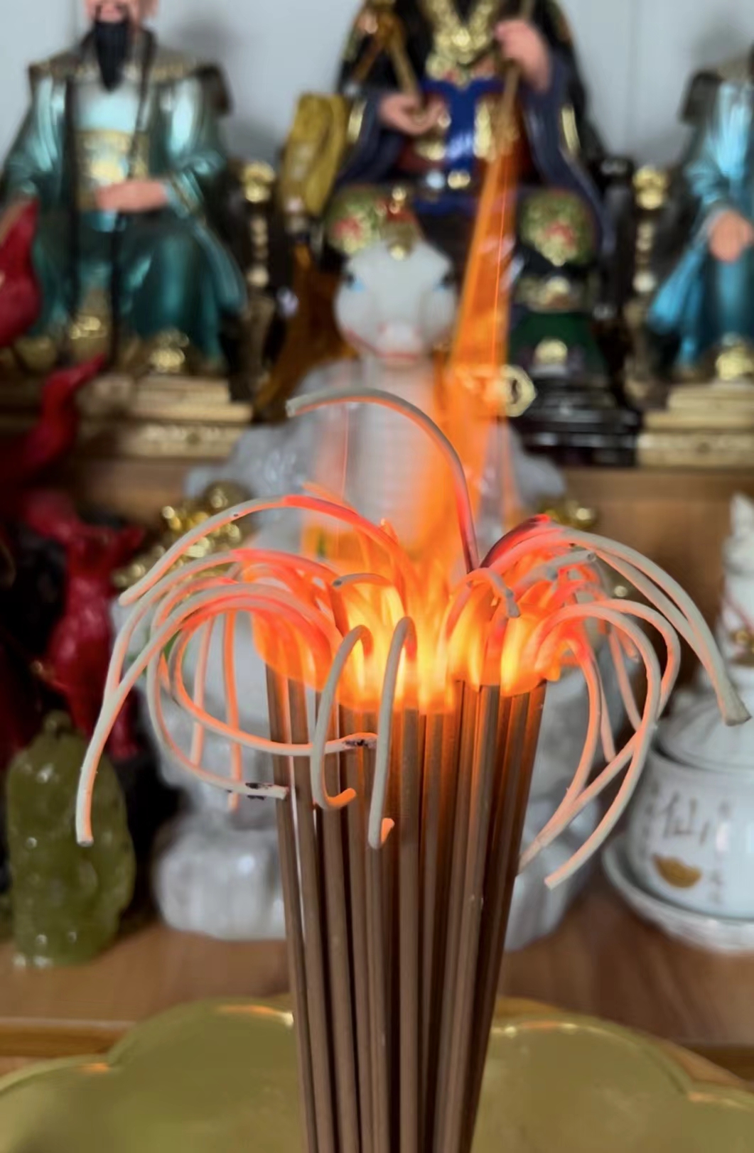 香火缭绕间,祈福心愿传.