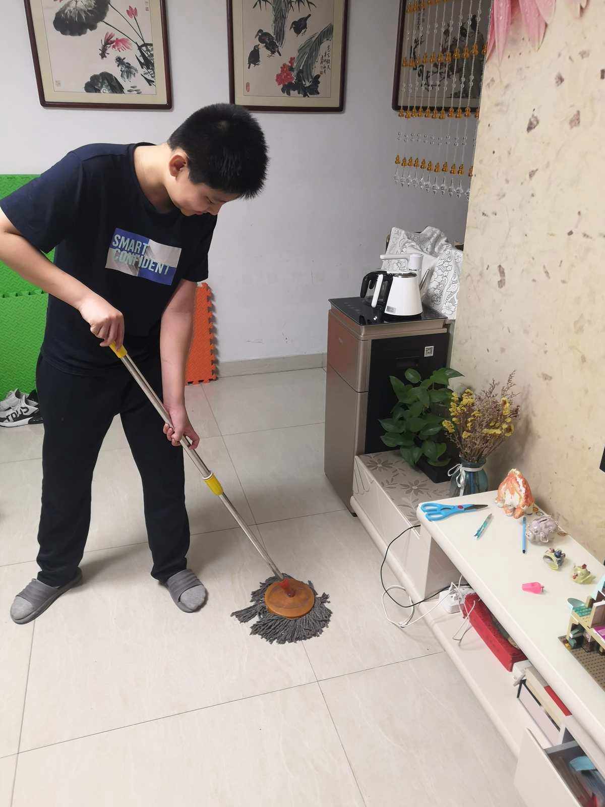 新的一年,帮母亲打扫卫生