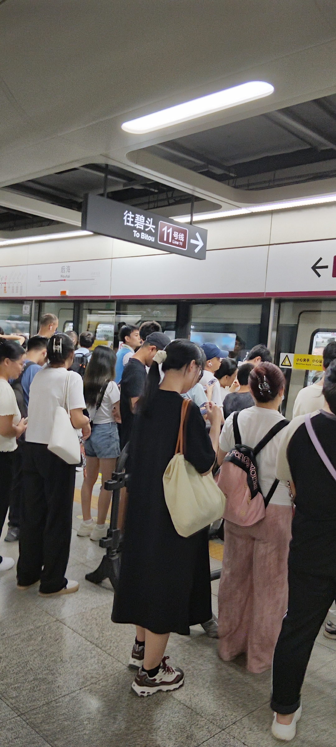 深圳地铁十一号线几分钟一趟都这么多人 为什么深圳都那么有钱了还