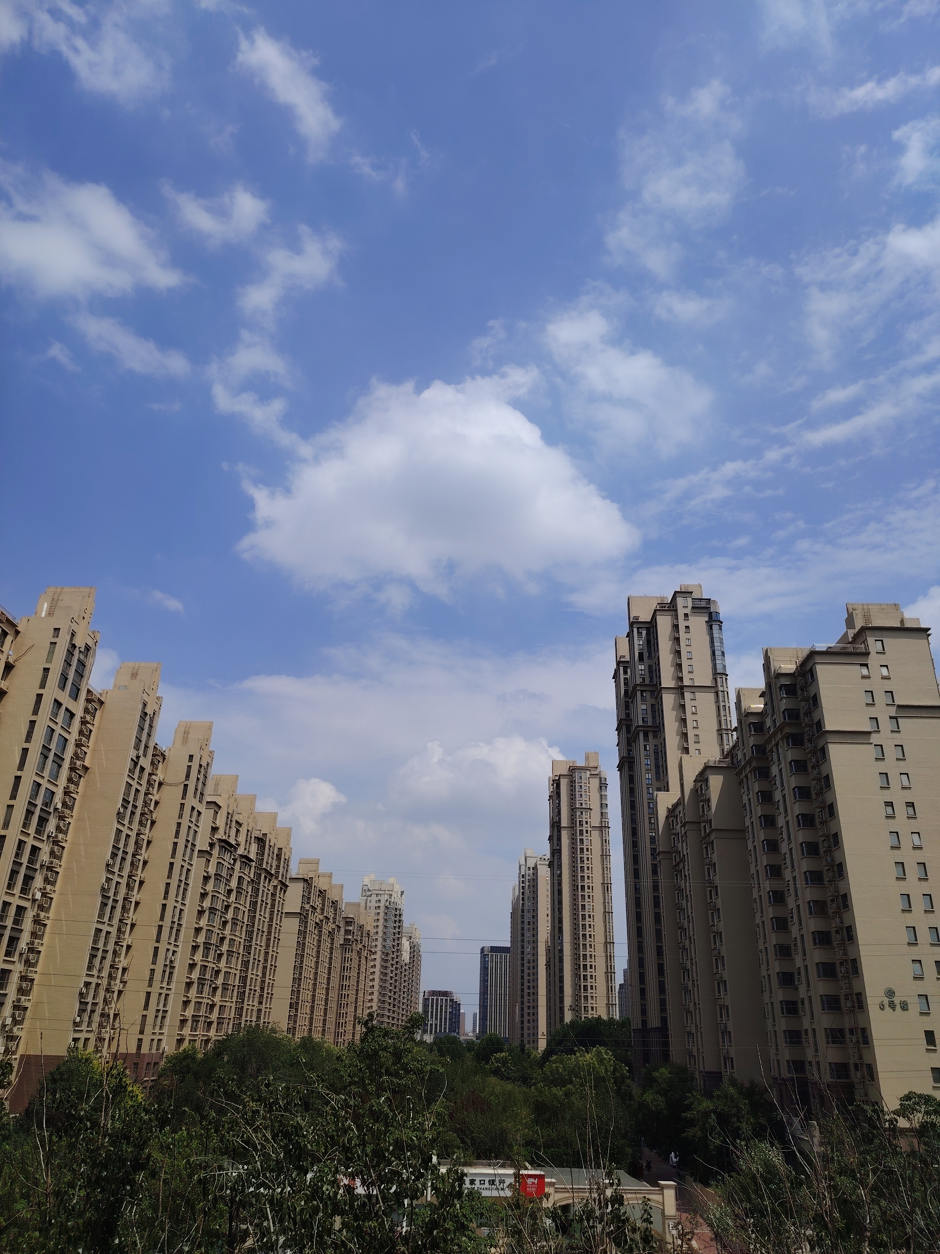 视觉盛宴 城市的天空,云层间透出光来,高楼林立,仿佛伸手就能触碰到