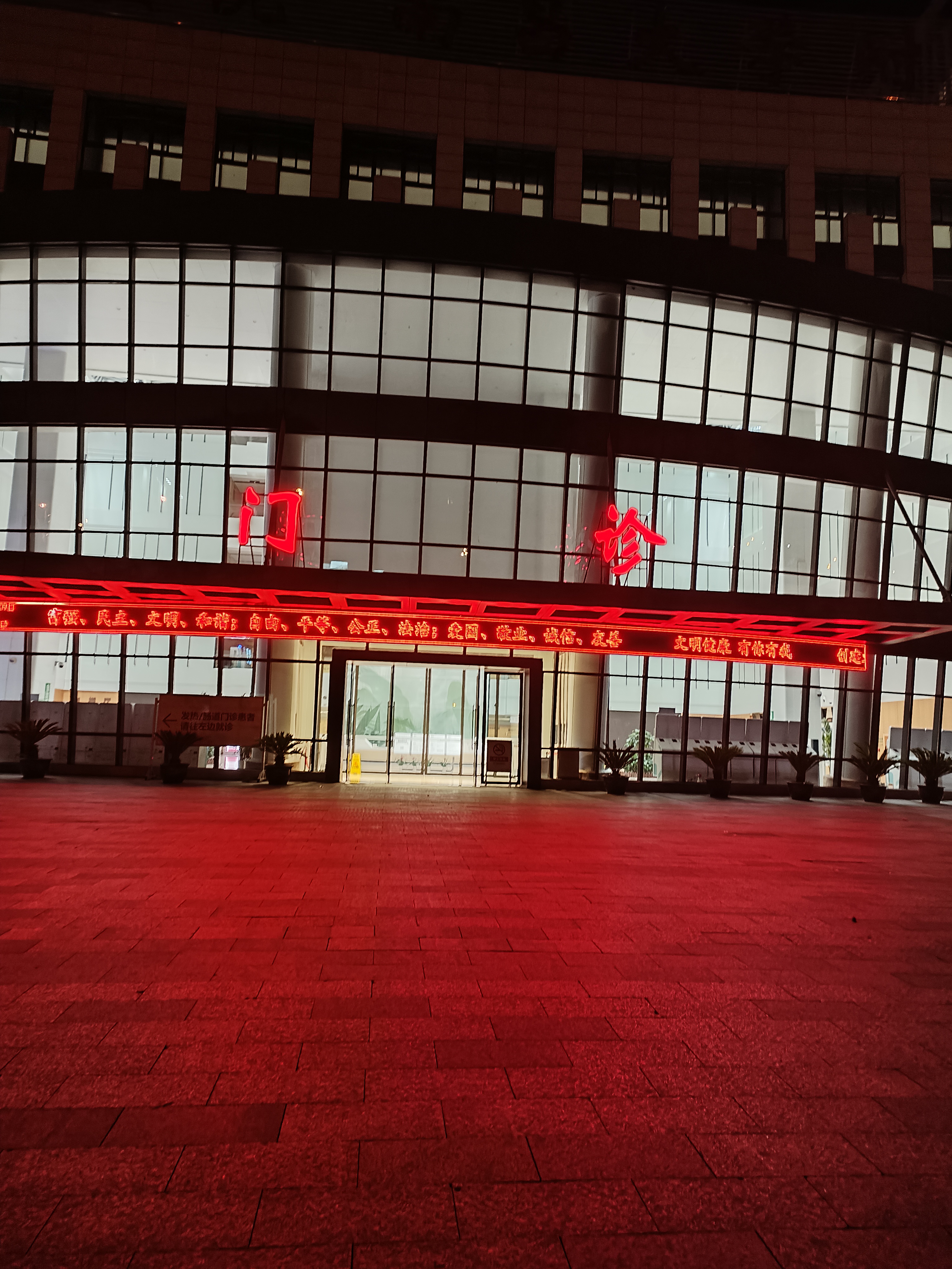 上饶市人民医院北院是新落成的医院,条件非常不错.