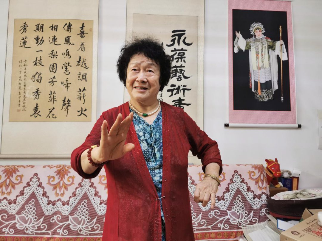 1960年随团调入许昌地区越调剧团,曾任副团长,团长