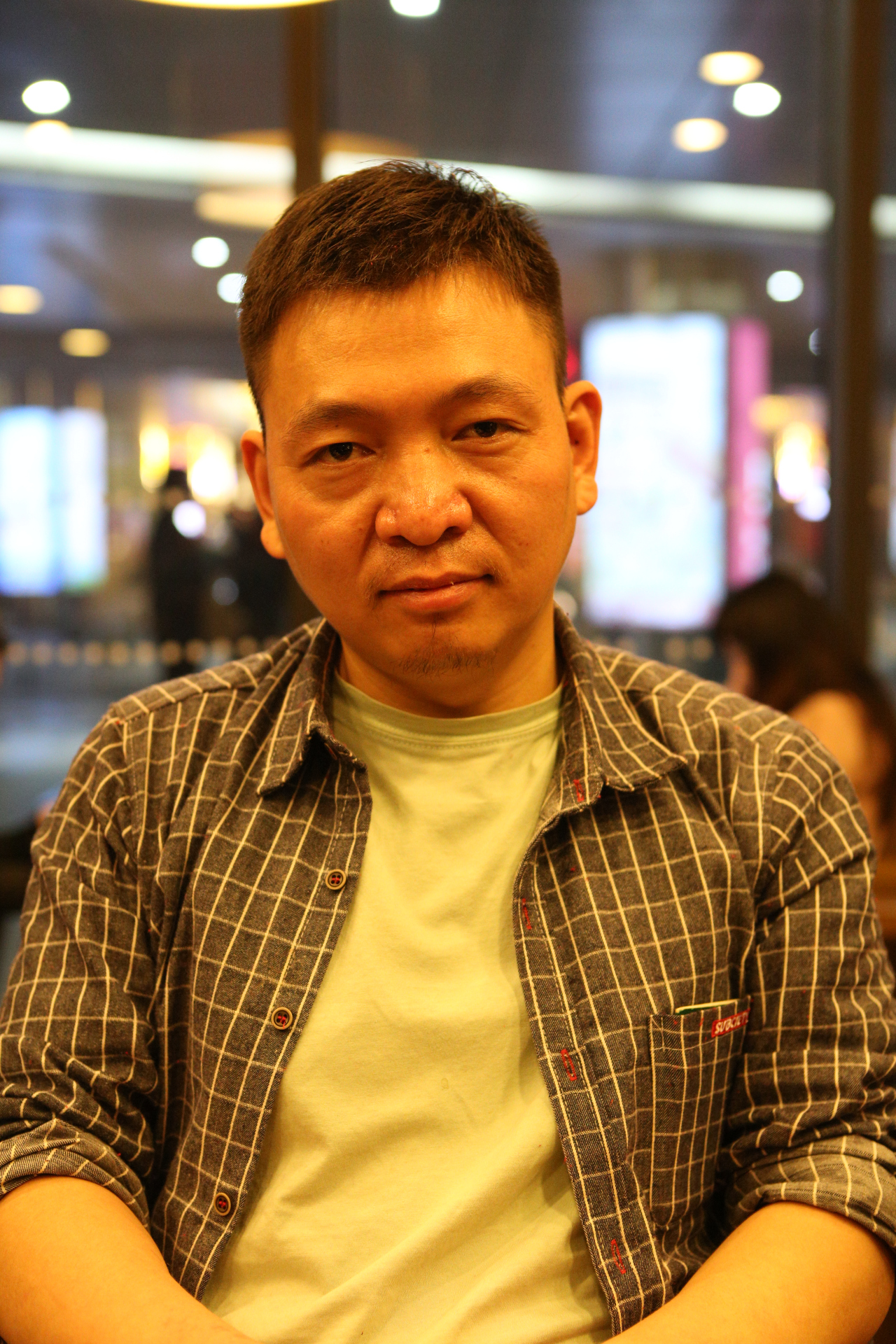 短发造型干净利落,眼睛大而有神,仿佛能透视人心.