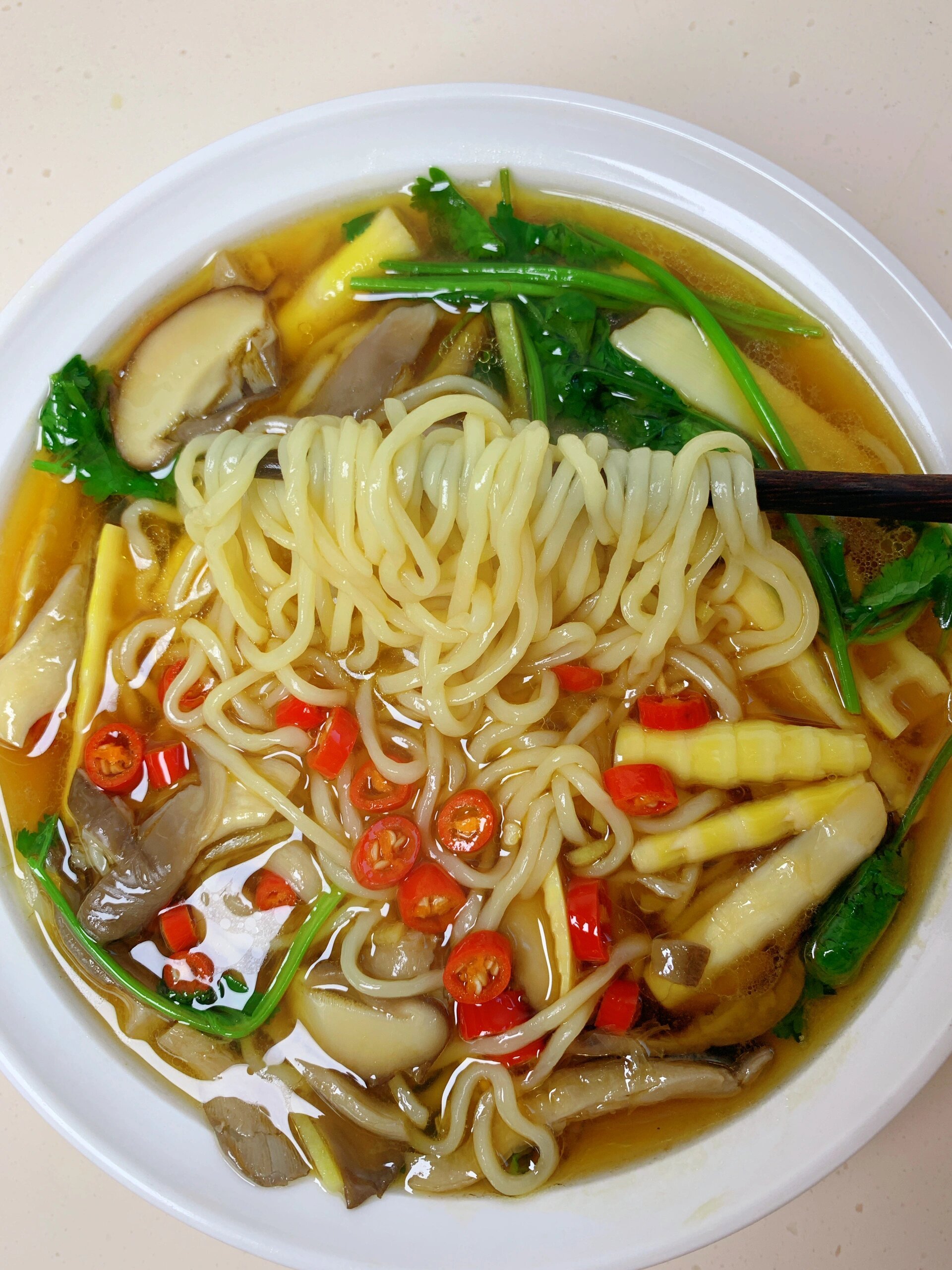 鲜嫩的蔬菜,美味的肉类,搭配筋道的面条,瞬间让人沉醉.