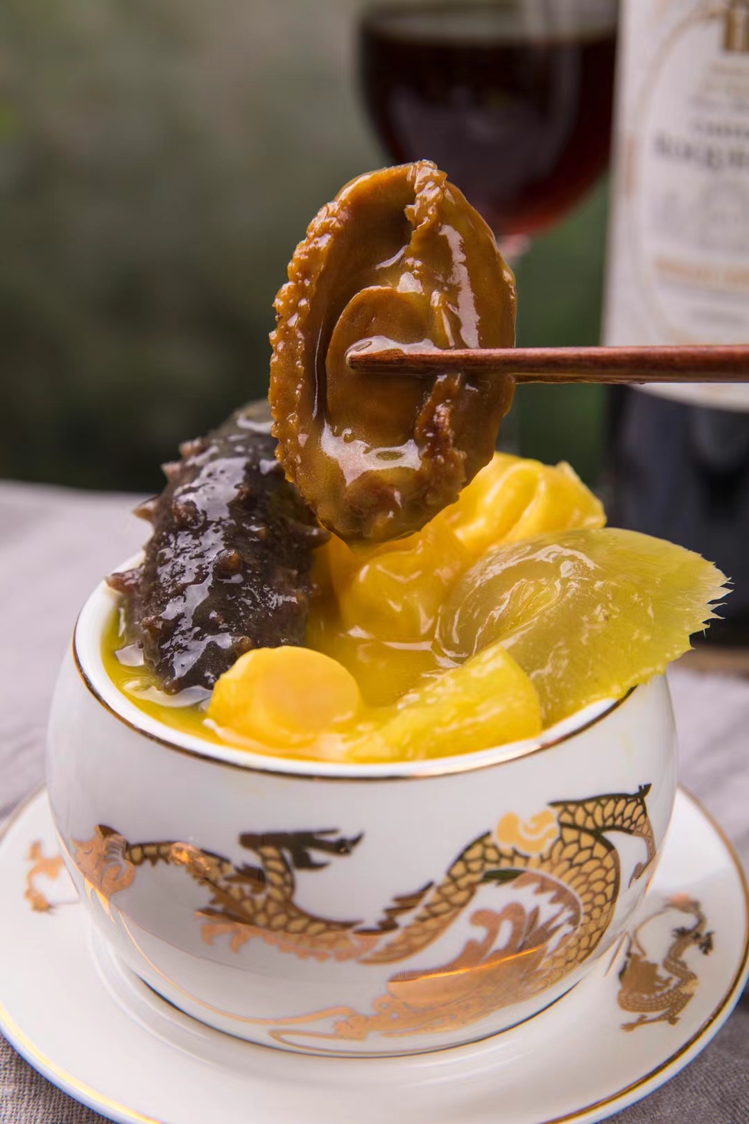 惊艳味蕾的佛跳墙大餐  哇塞,这条大海参真是让人惊叹不已!