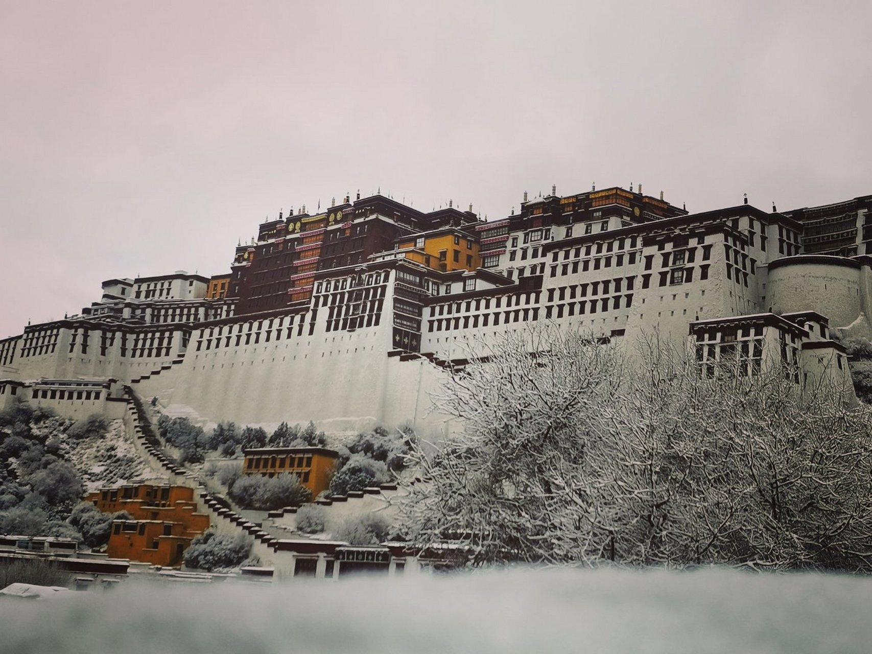 布达拉宫雪景