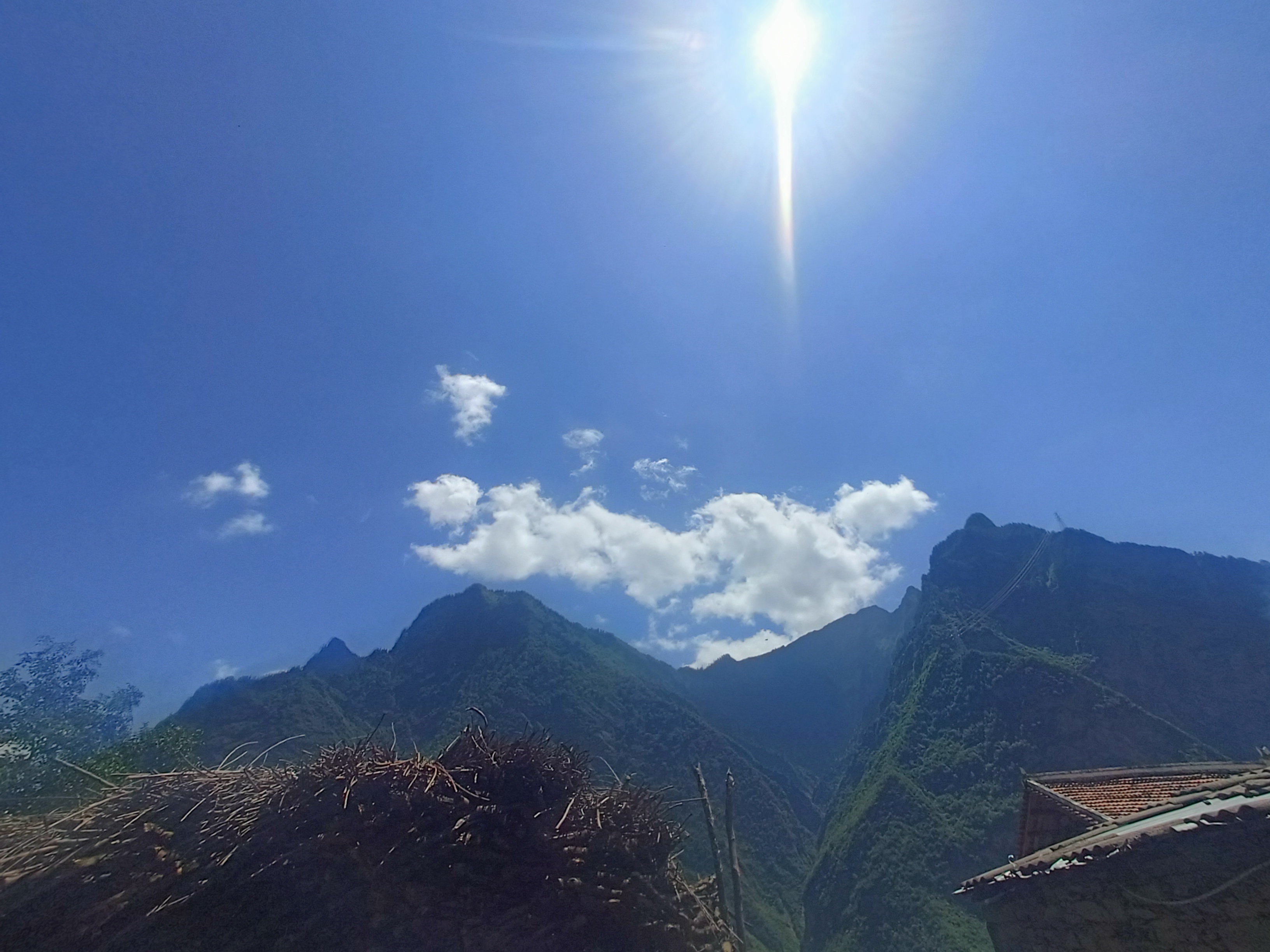 幸好有太阳烤花椒才半天就停电了.