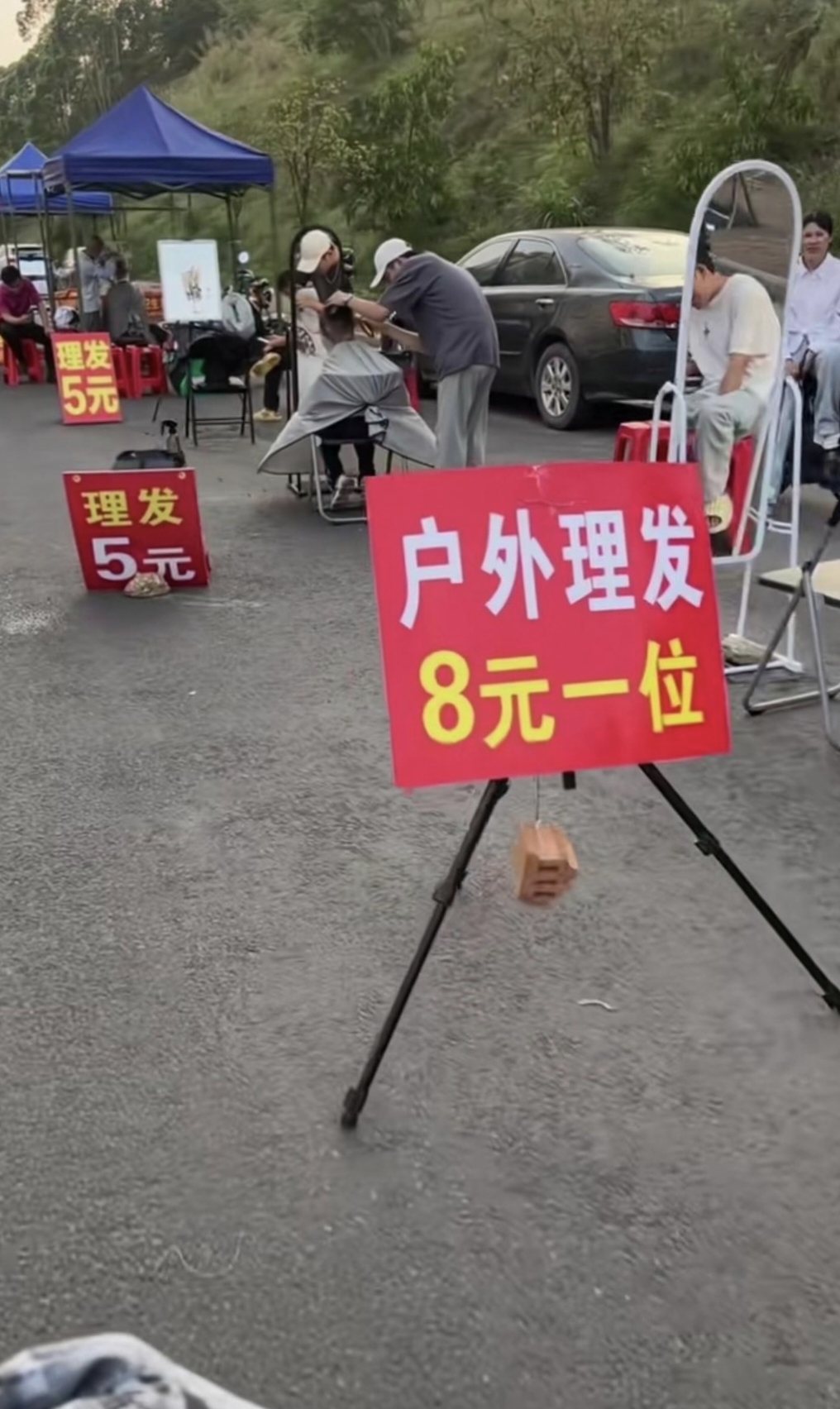 现在街头巷尾到处都有零时流动的理发摊位,很受老头老太太的欢迎,剪