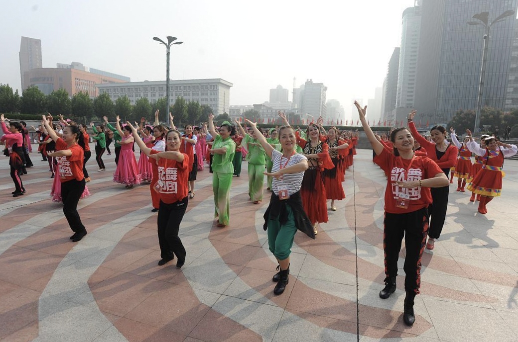现在各个地方有个现象,一到傍晚大妈大爷们就出来跳广场舞,据了解大