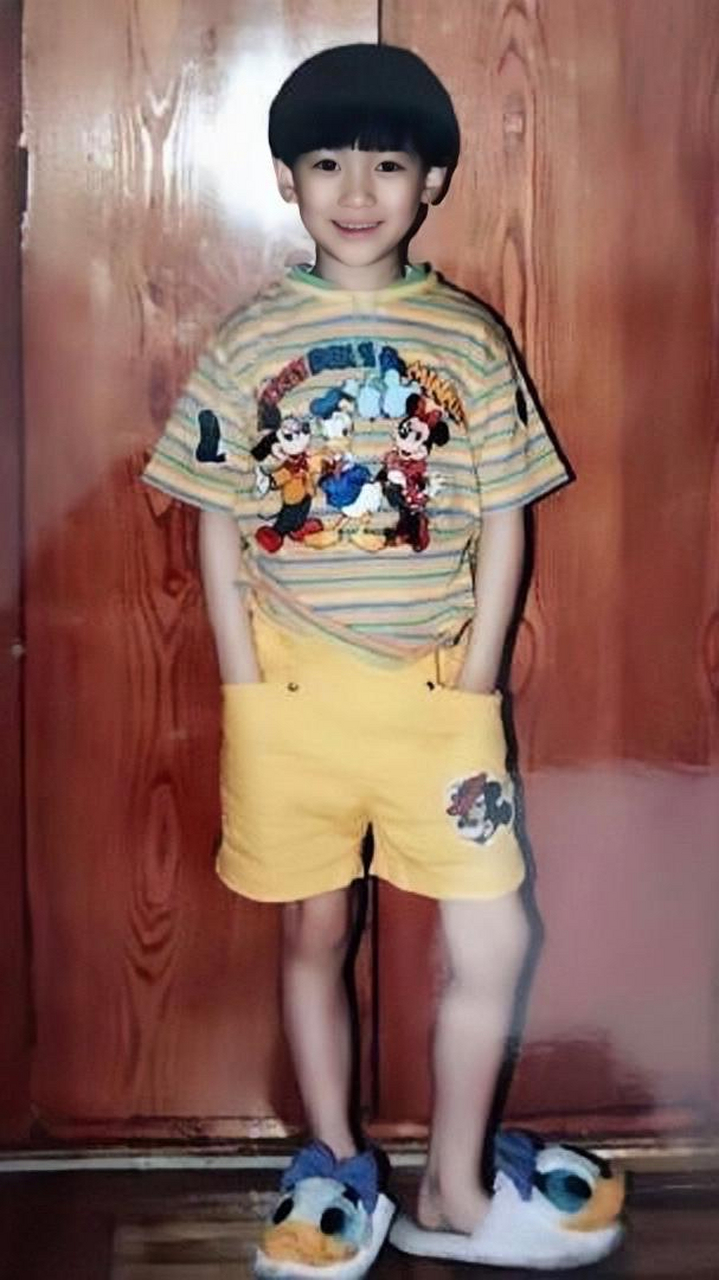 都说朱一龙长变了,仔细看了一下,气质不同好像是变了,其实长相一点没