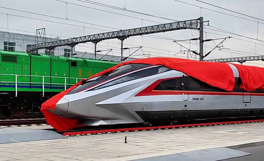 这不,军工六代机双雄才遨翔蓝天没几天,民用最新高铁动车组就立马