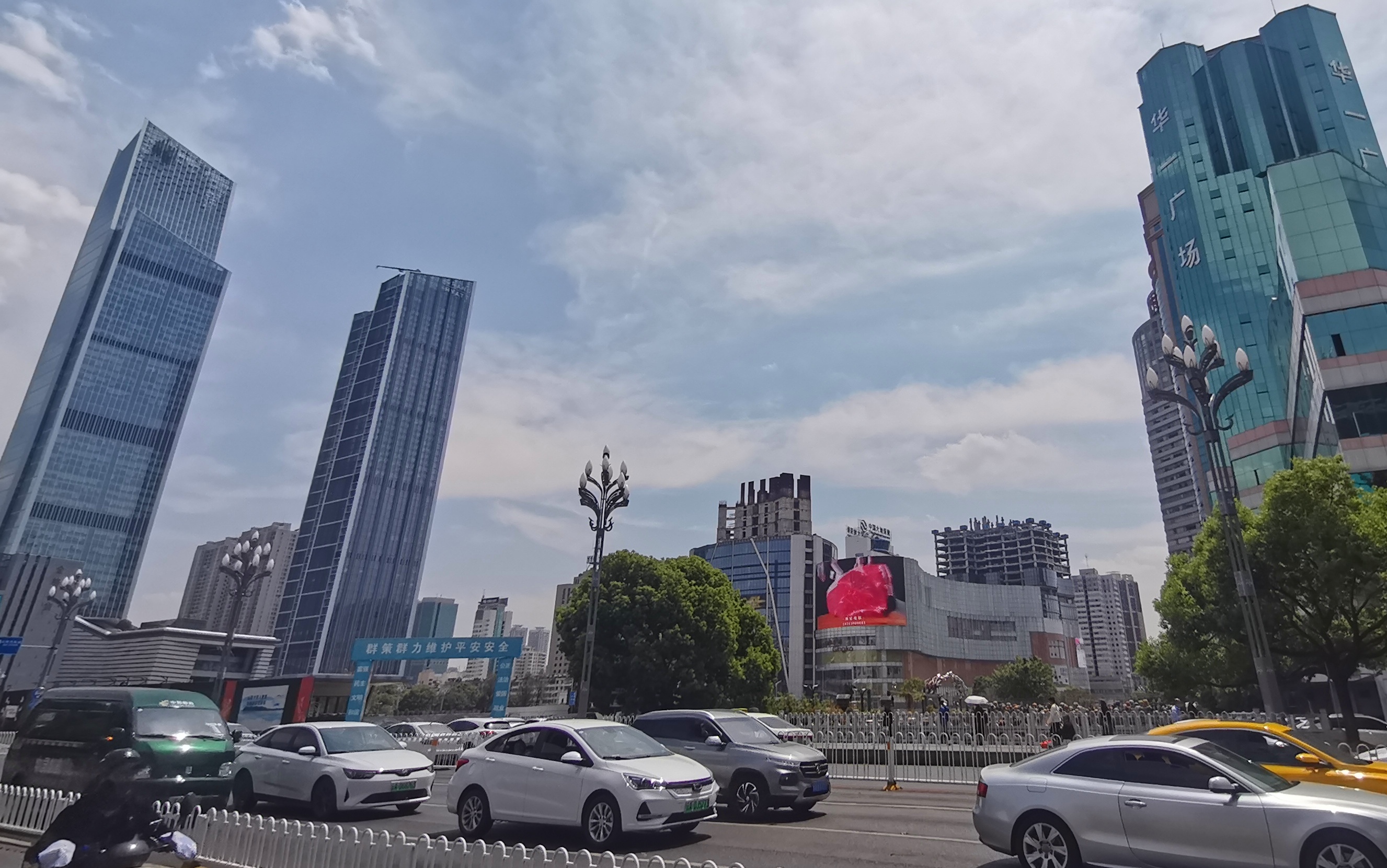 每次路过昆明市中心的东风广场,都会看到那宛如春城秀丽面庞上的疮疤