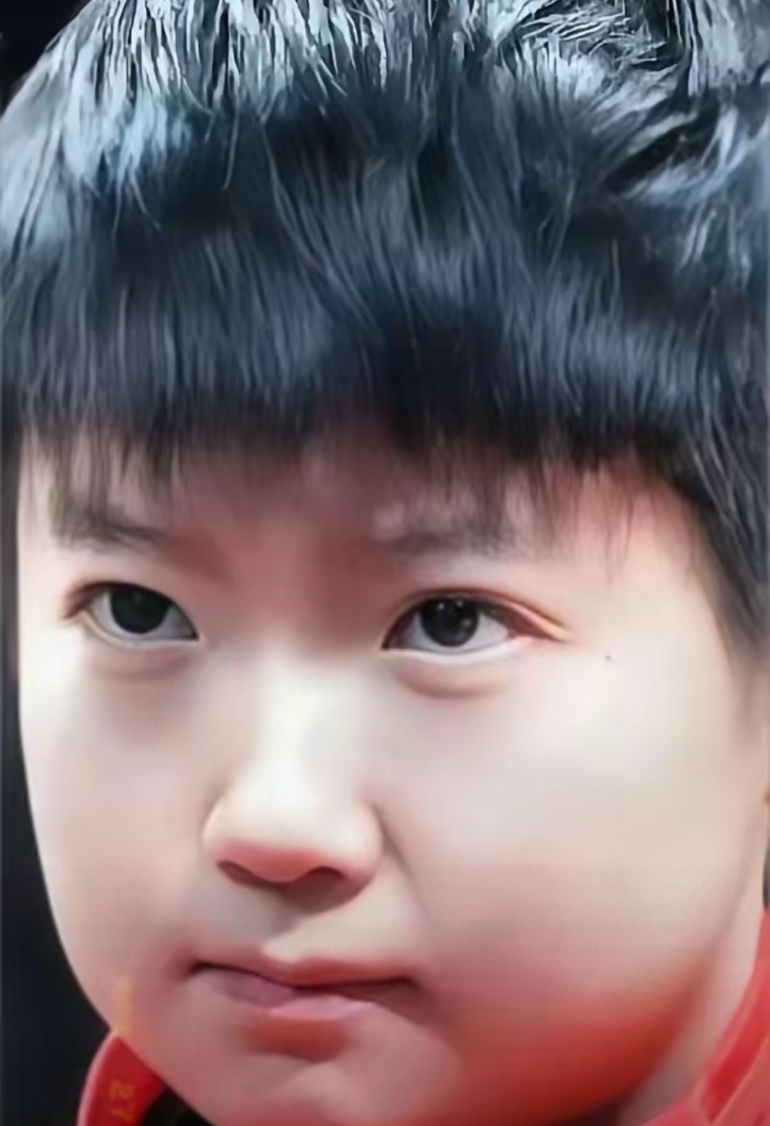 她的单眼皮长着双水汪汪的大眼睛,耳朵圆圆润润的,泪痣又恰到好处