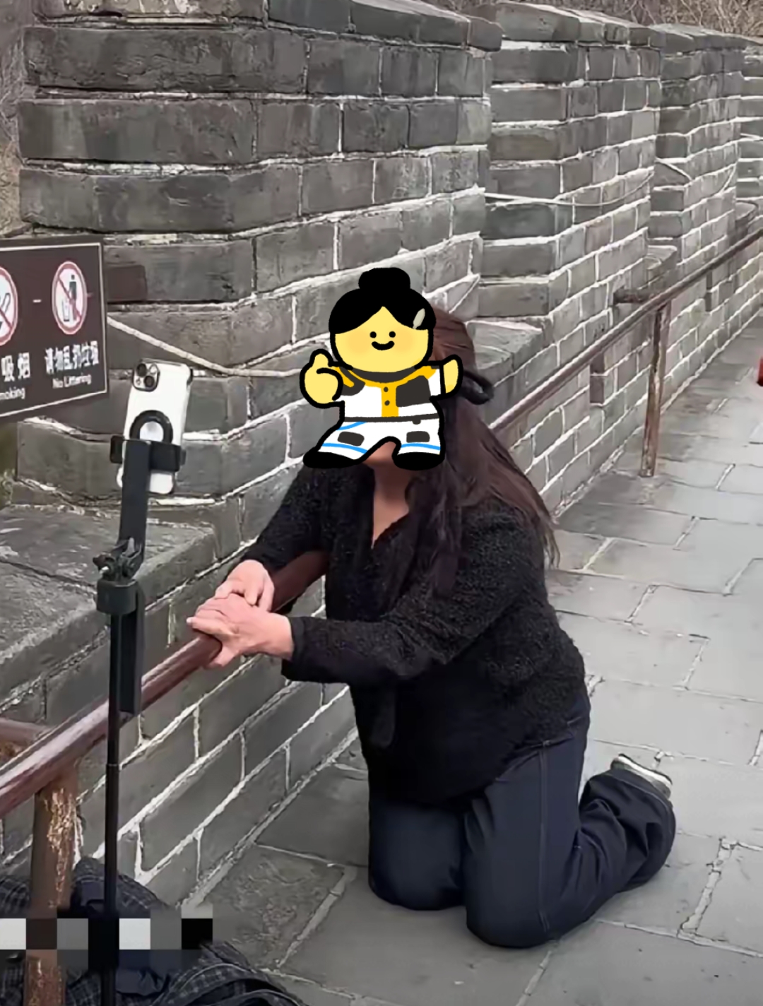 笑不活了,一位大姐跪在地上,头缠黑布条,想在长