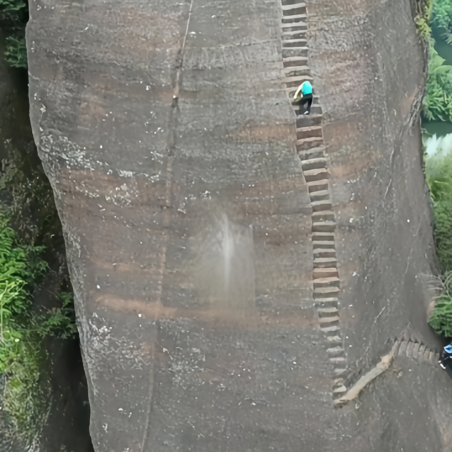 攀岩探险,挑战自我,心跳加速的刺激!是我爬到半山腰就吐了