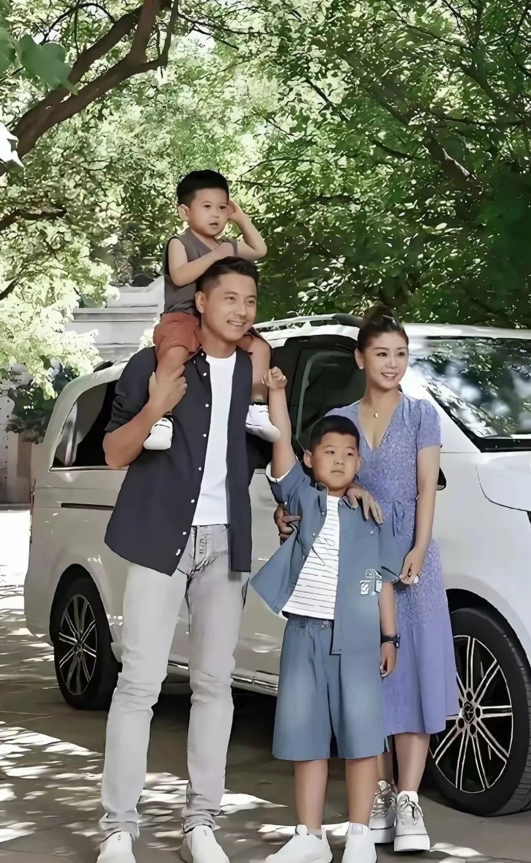 王雷和李小萌一家四口简直是幸福的典范!
