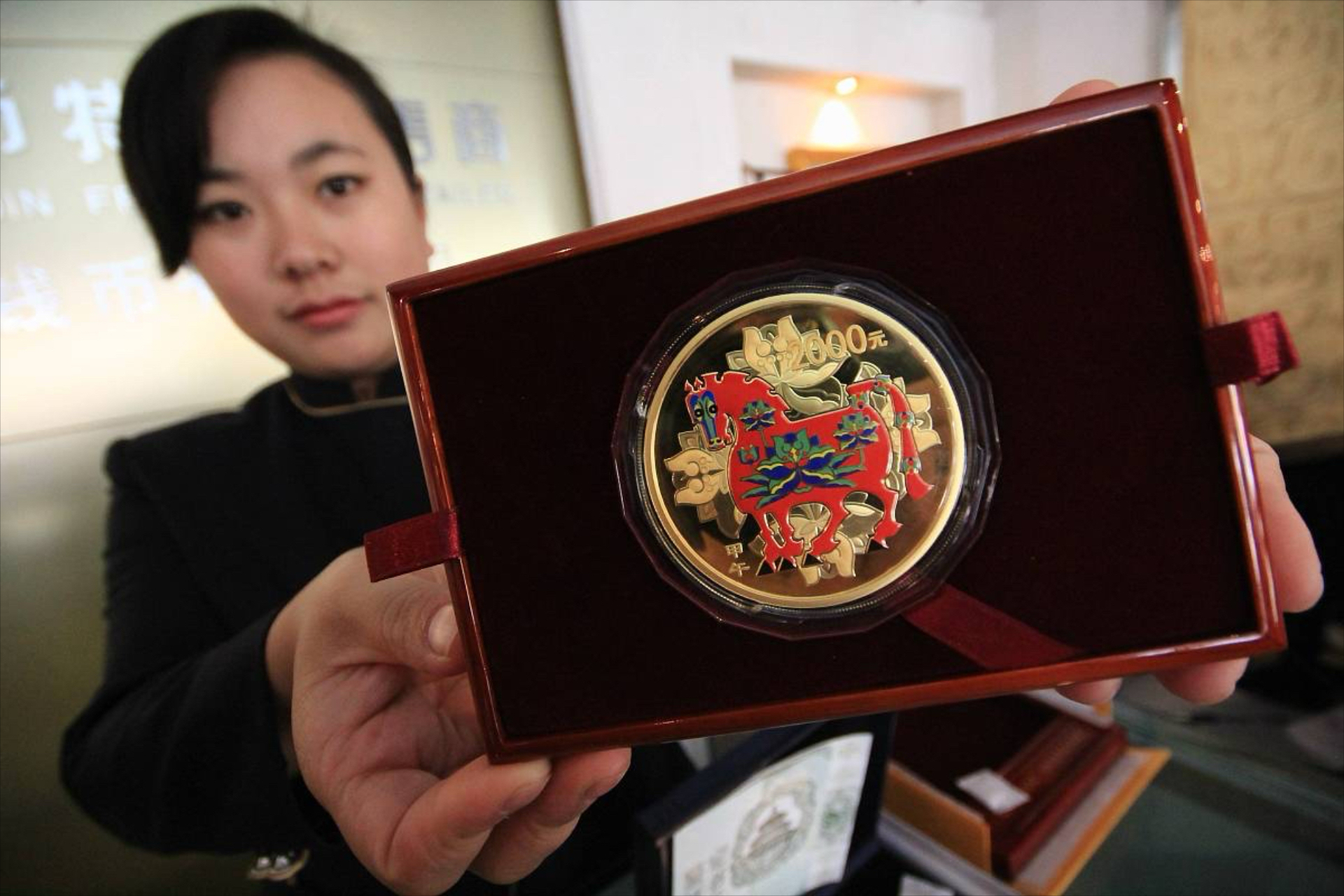 中国国礼通常包括具有文化特色,象征友谊和尊重的各类礼品.