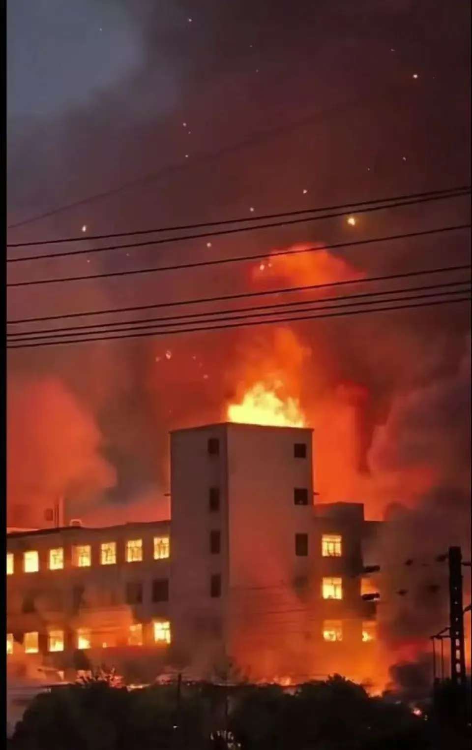火了江北五里坪工厂起火工厂着火人被烧死在里面的图片大全火焰 厂房