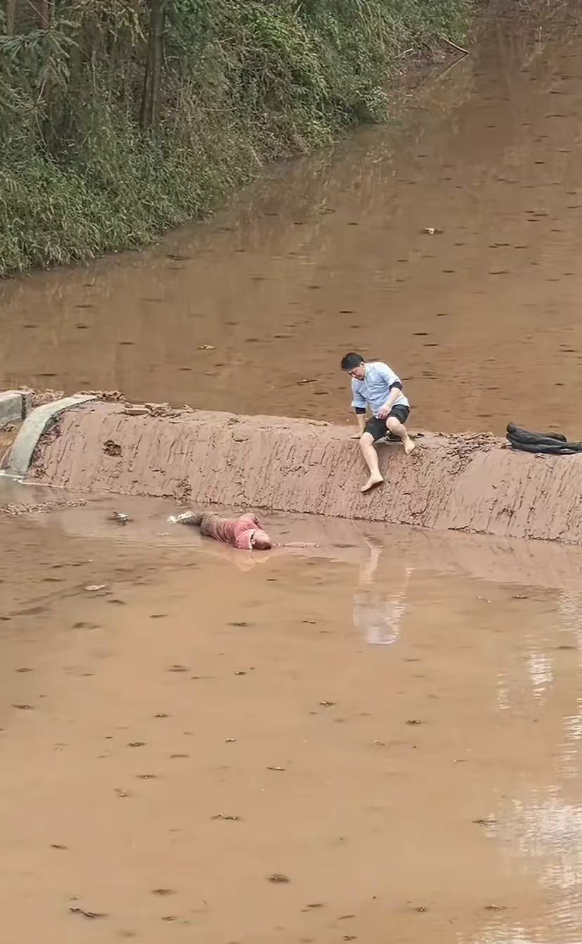她跑到冰冷的水稻田里躺着,婆家人和丈夫看到后却不理不睬