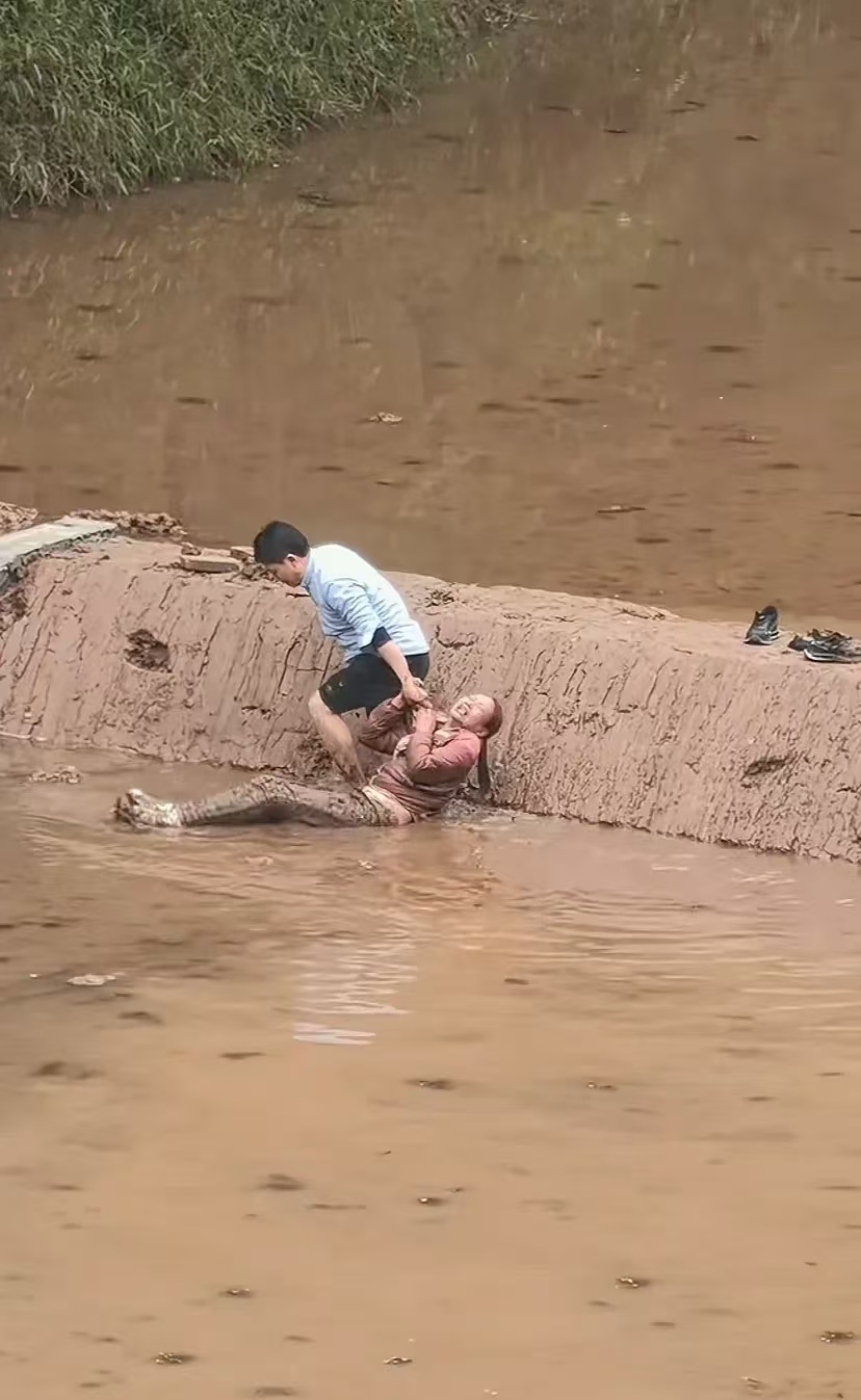 她跑到冰冷的水稻田里躺着,婆家人和丈夫看到后却不理不睬