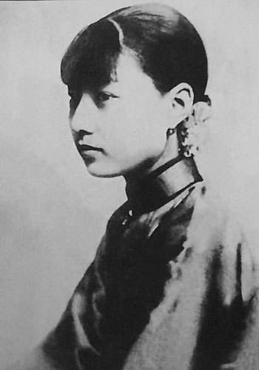 梅兰芳已经有两位夫人,正室夫人叫王明华,1910年迎娶的;侧室夫人叫