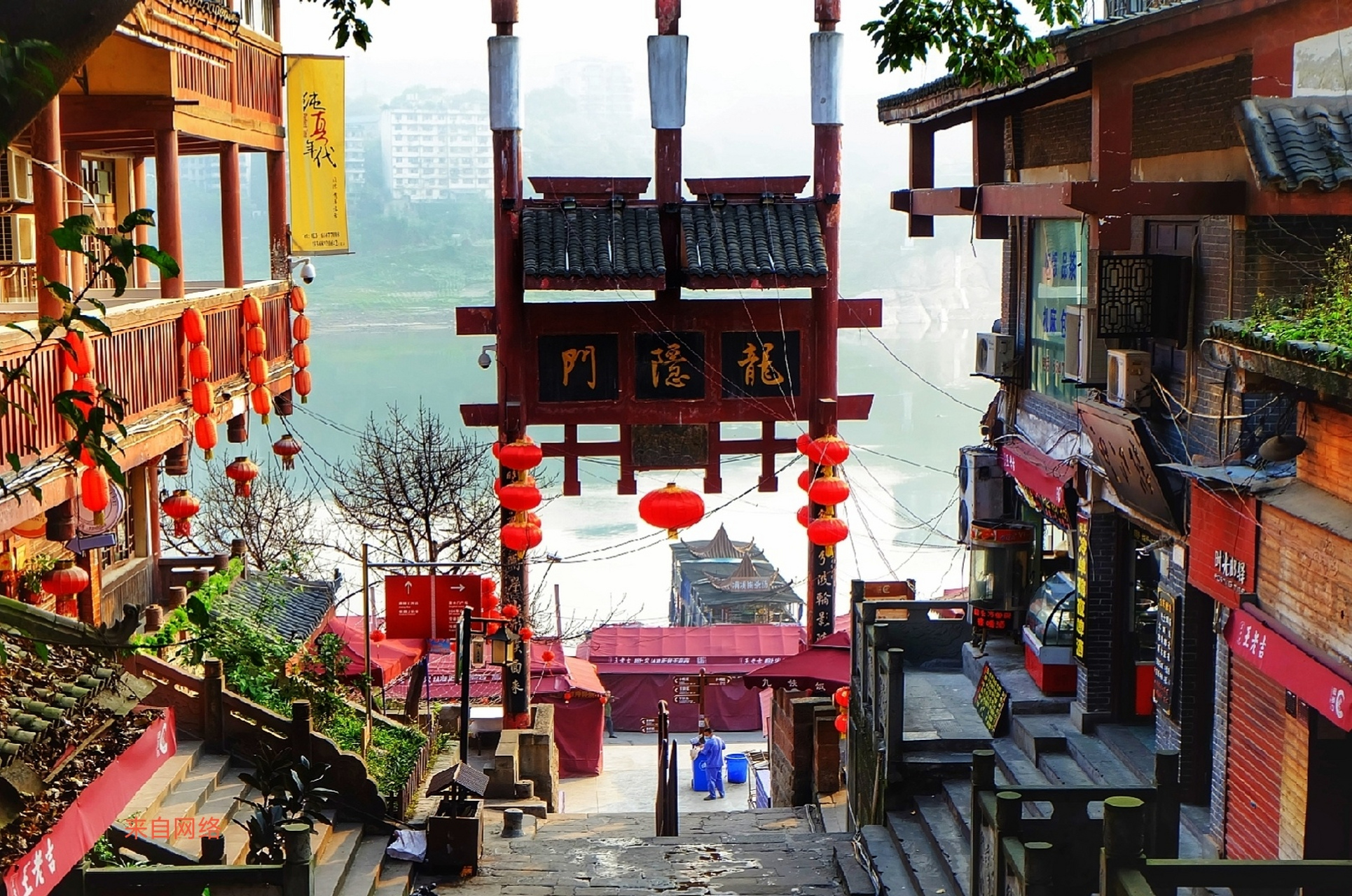 文游天下(690) 重庆磁器口古镇 文/石岩磊       我以前总以为麻花界