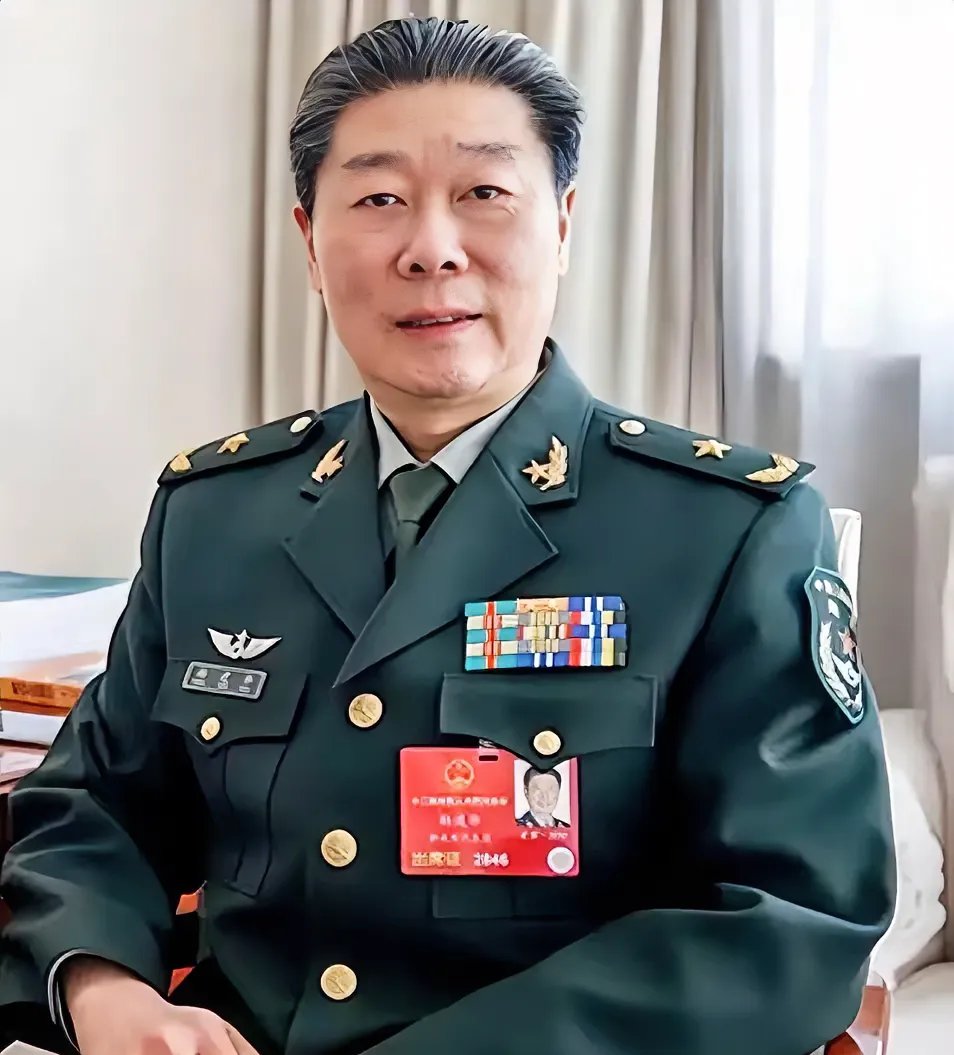三,姐姐妹妹:杨建华有五个姐妹,分别是老大杨华荣,老二杨柏华,老三