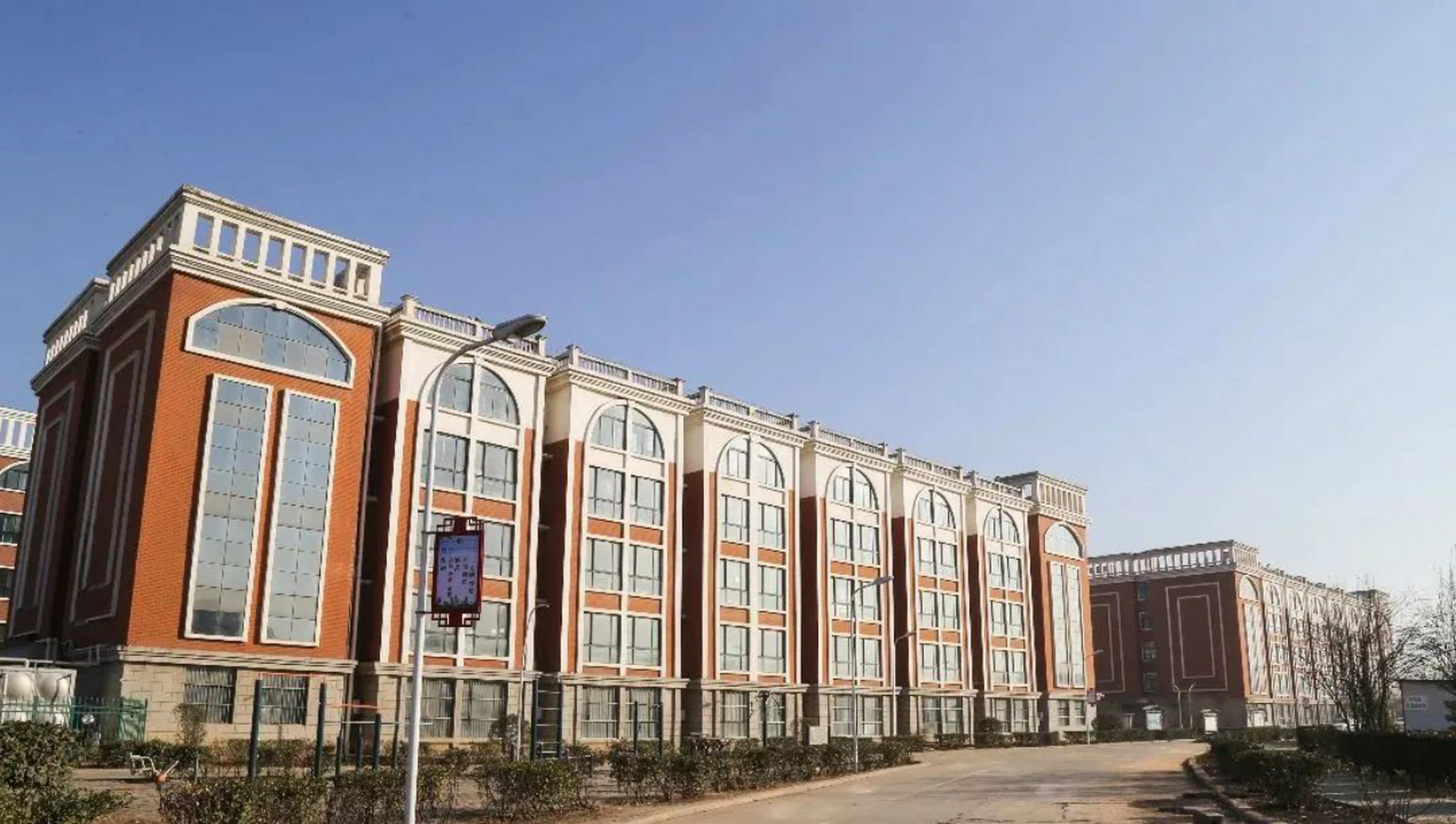 鹤壁汽车工程职业学院的宿舍区在学院的最北边,均是南北朝向,日照充足