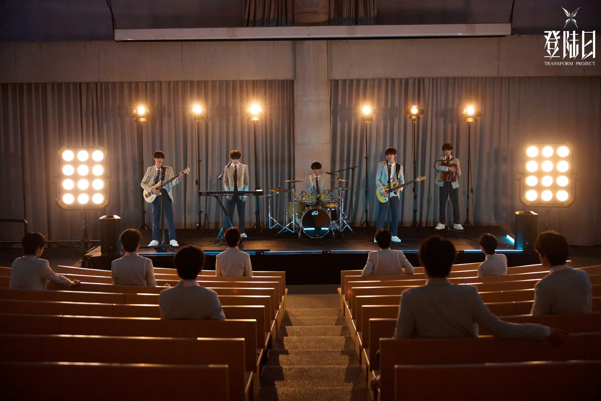 "青春洋溢的乐队在舞台上发光发热,我们都是追光者