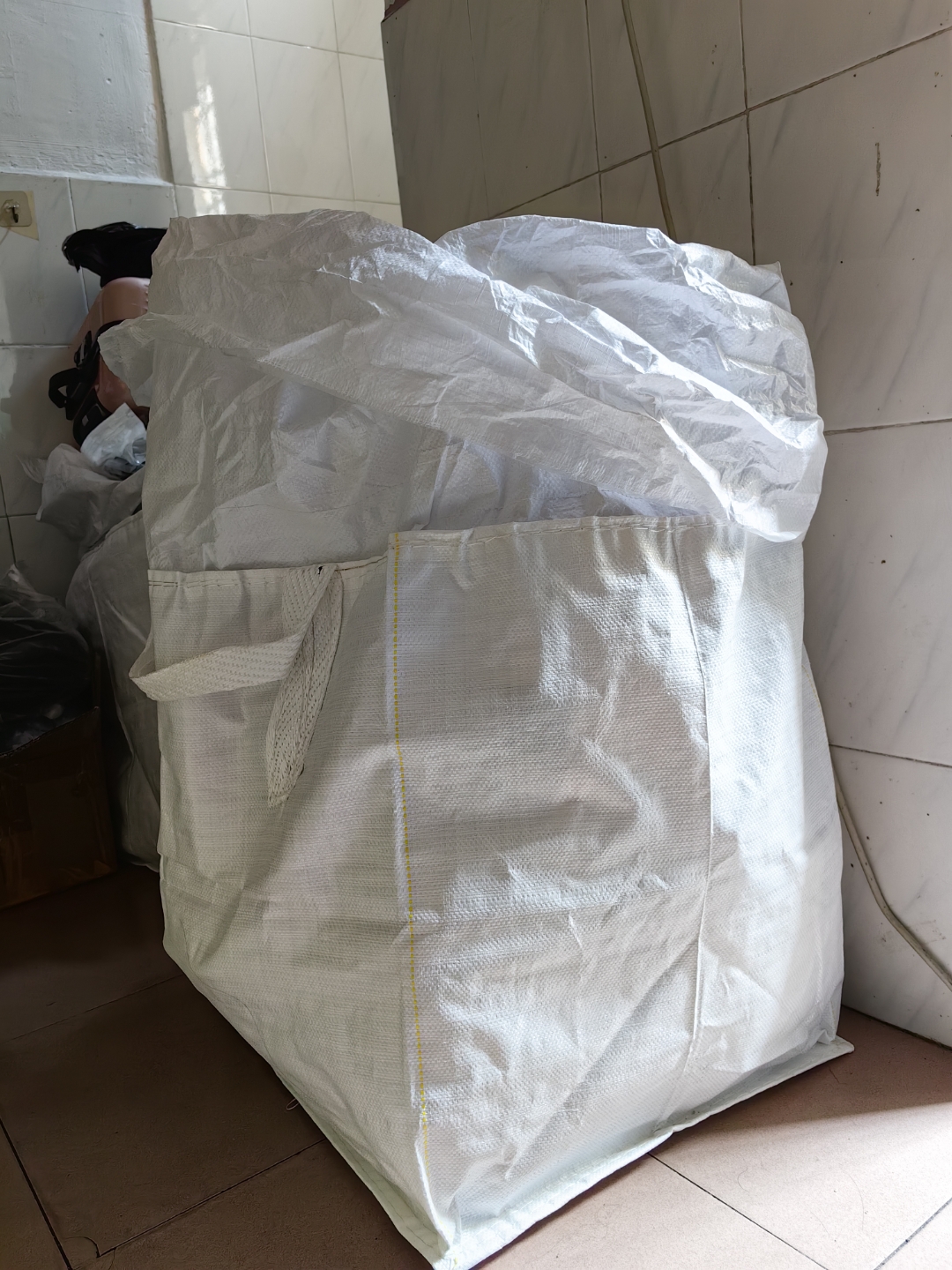 住了十年的出租屋,搬走也就收拾了两袋子 这十年是迷茫的,是不清醒的