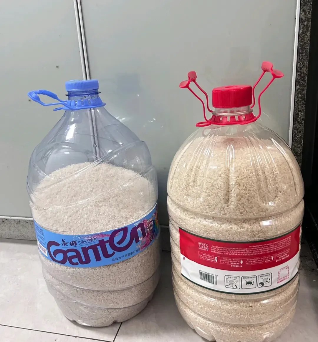 去邻居家送东西, 只见她把大米直接倒进了空桶里, 我说你这是啥操作啊