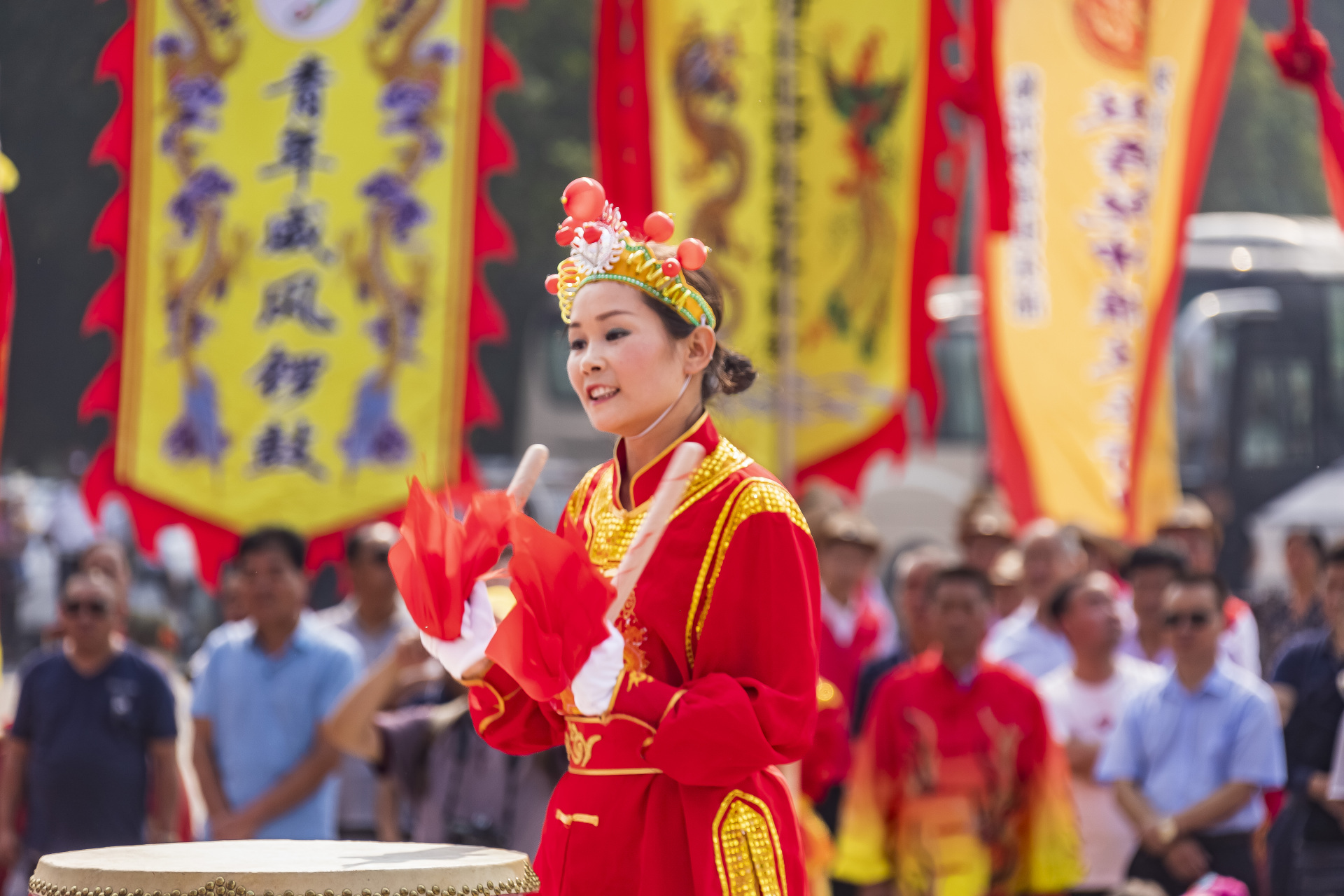 醒狮女鼓手图片