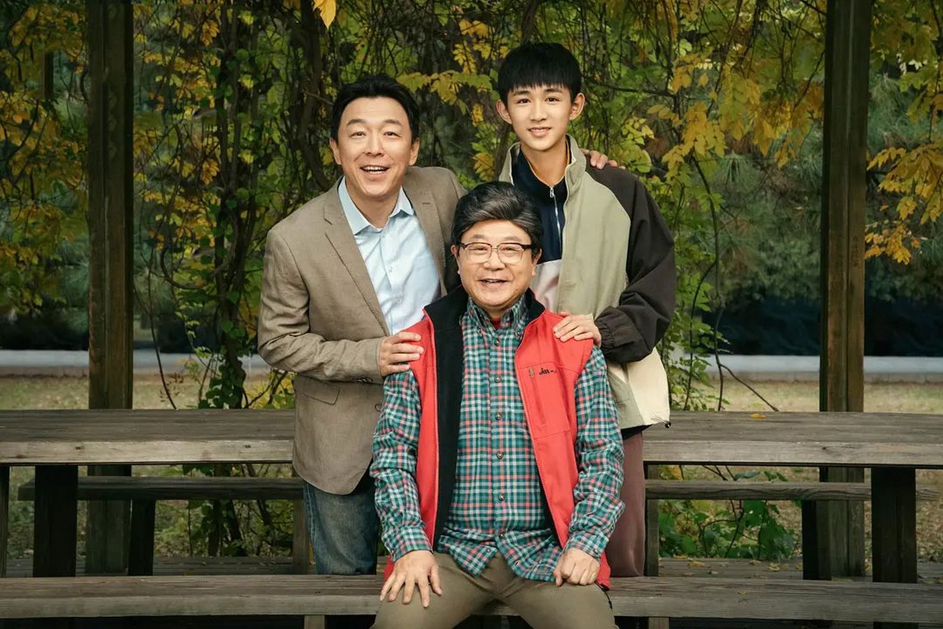 60年后的2082年,地球人和阿尔法十八星球共建了一个乐园,但是,地球上