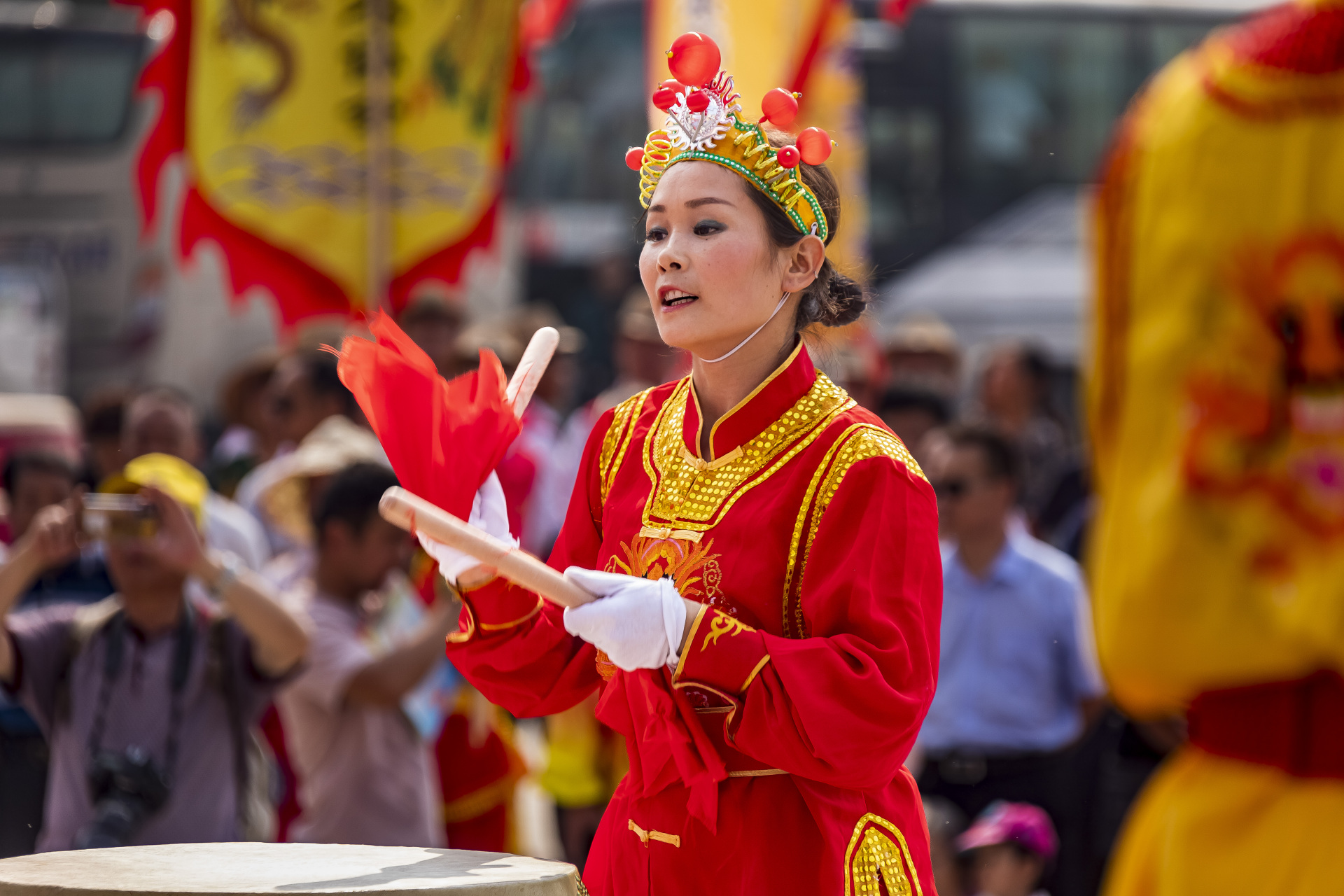 醒狮女鼓手图片